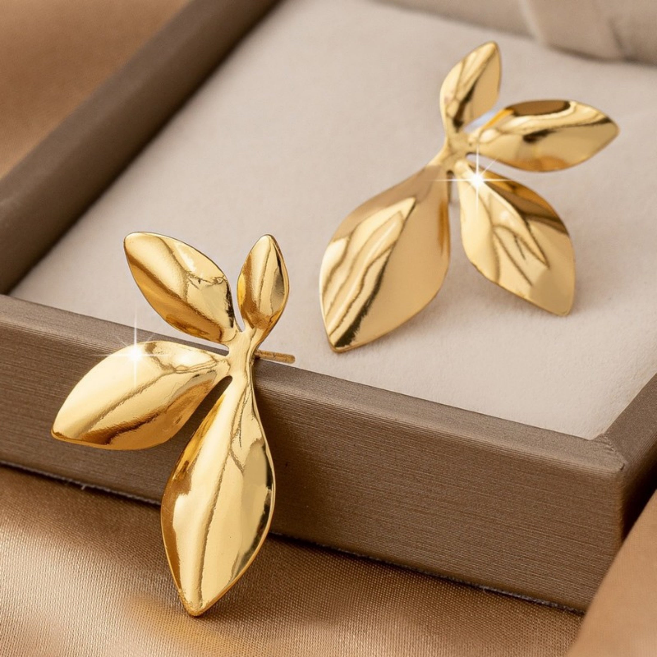 1 Pair High-End Lustrous Floral Leaf Earrings – Euro-American Niche Minimalist Chic Style, Perfect Jewelry for Parties, Anniversaries, Christmas & Halloween, Ideal Gift for Girlfriend, Best Friend & Family