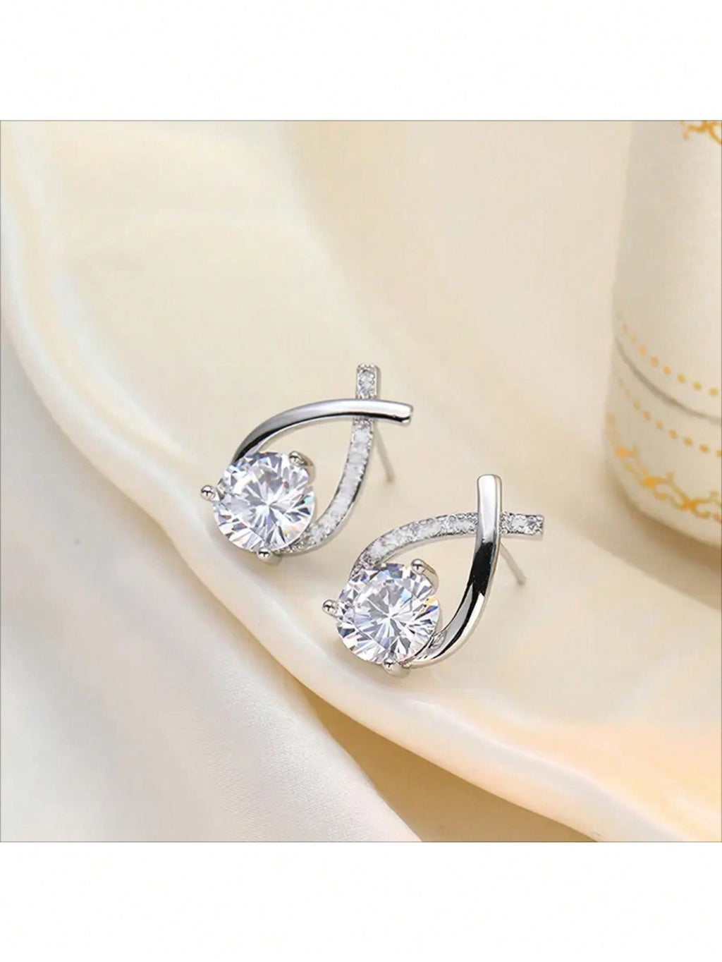 1pairs Elegant Gold Tone Teardrop Stud Earrings With Sparkling Cubic Zirconia, Delicate Criss-Cross Design, Perfect For Adding A Touch Of Glamour To Everyday Wear, Parties, Weddings, And Special Occasions, Lightweight And Comfortable, Hypoallergenic Jewel