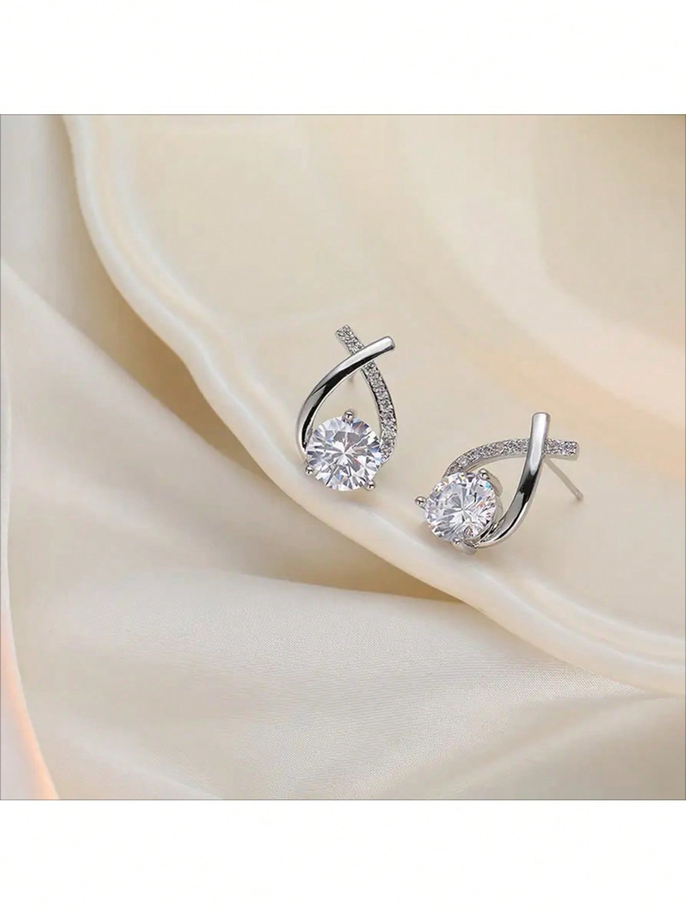 1pairs Elegant Gold Tone Teardrop Stud Earrings With Sparkling Cubic Zirconia, Delicate Criss-Cross Design, Perfect For Adding A Touch Of Glamour To Everyday Wear, Parties, Weddings, And Special Occasions, Lightweight And Comfortable, Hypoallergenic Jewel