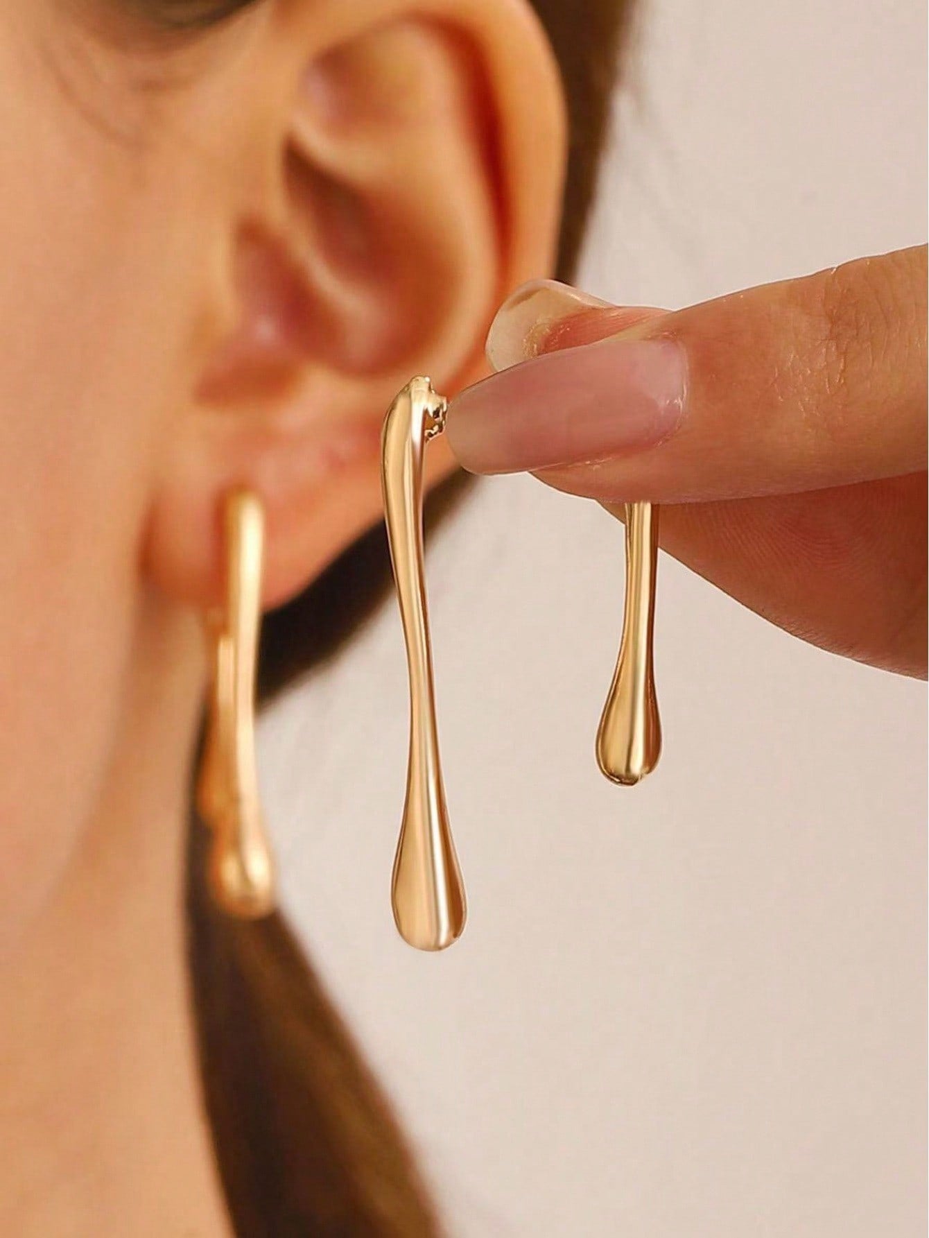 Modern Gold Tone Geometric Waterdrop Dangle Earrings – Chic Elongated Shape With Polished Gold Finish, Lightweight And Comfortable For All-Day Wear, Perfect For Casual Gatherings, Work, Parties, And Everyday Style – A Versatile And Sophisticated Accessory