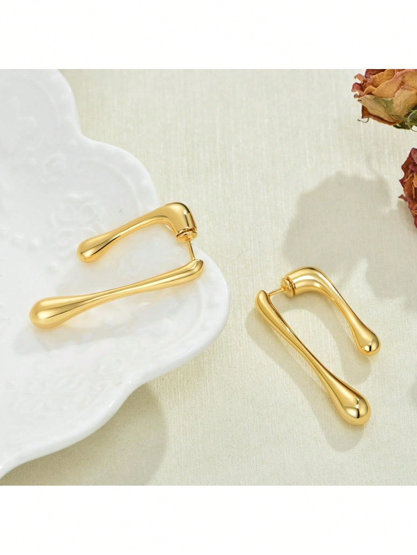 Modern Gold Tone Geometric Waterdrop Dangle Earrings – Chic Elongated Shape With Polished Gold Finish, Lightweight And Comfortable For All-Day Wear, Perfect For Casual Gatherings, Work, Parties, And Everyday Style – A Versatile And Sophisticated Accessory