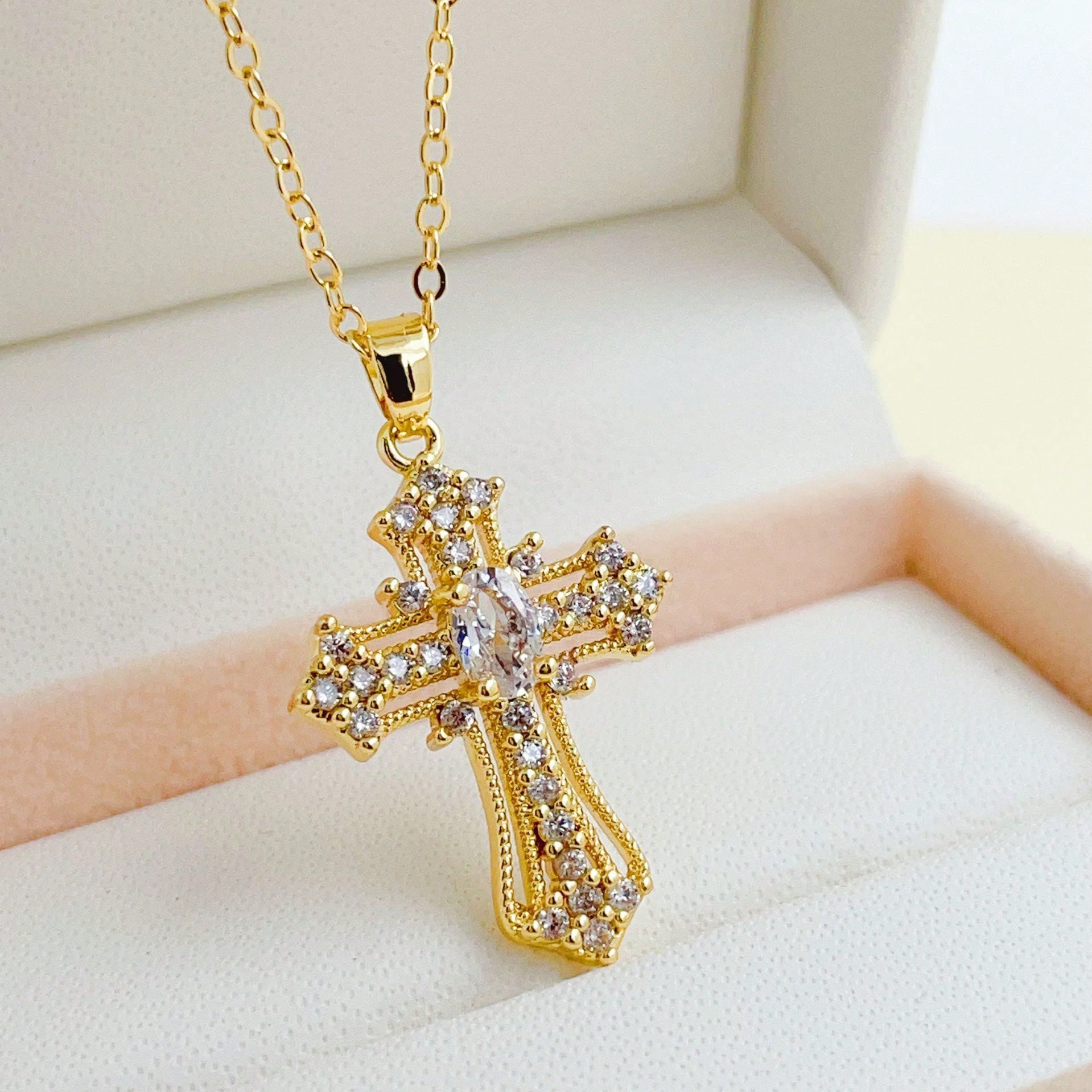 Metal Temperament Light Luxury Cross Pendant Necklace Daily Versatile Necklace