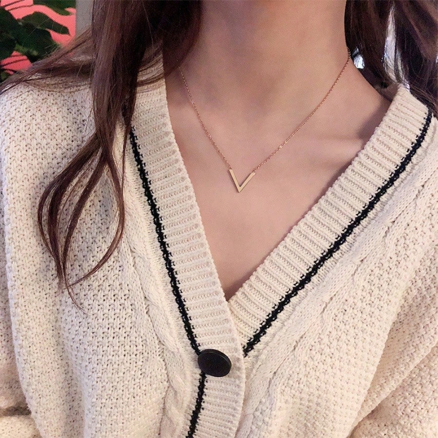 1 Gold V-Shaped Necklace, Exquisite And Fashionable, Suitable For Commuting To Work, Shopping, Giving Gifts To Girlfriends, Family, Birthdays, And Anniversary Gifts
