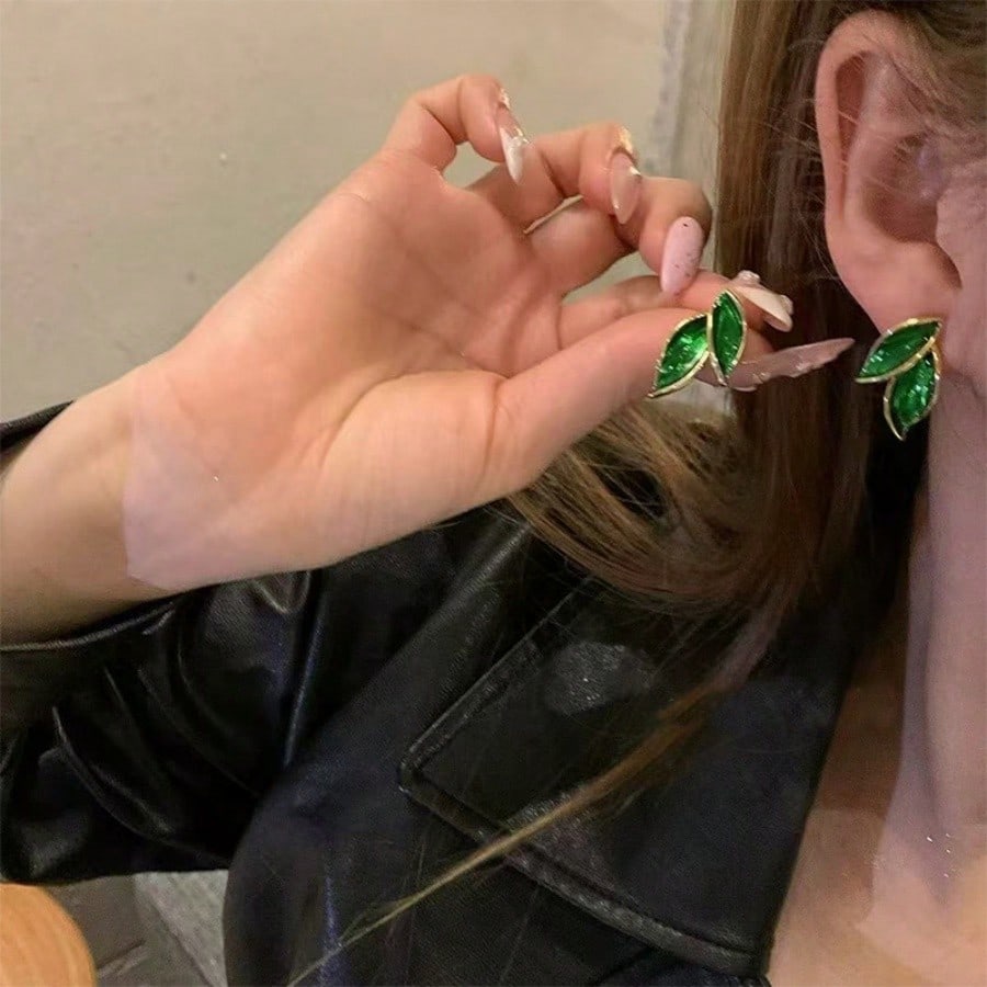 A Pair Of French Leaf-Shaped Earrings, Green Forest-Style Earrings, Fresh And Simple Ladies' Jewelry, Suitable For Going Out And Giving To Family And Friends