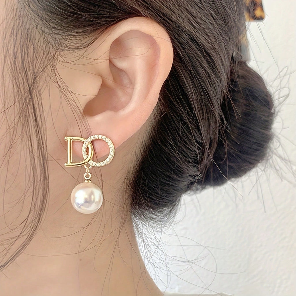 1 Pair Of Unique English Letter Imitation Pearl Pendant Earrings, Retro And Elegant Style, Suitable For Women To Wear On Dates, Suitable For Gifts For Girlfriends And Friends