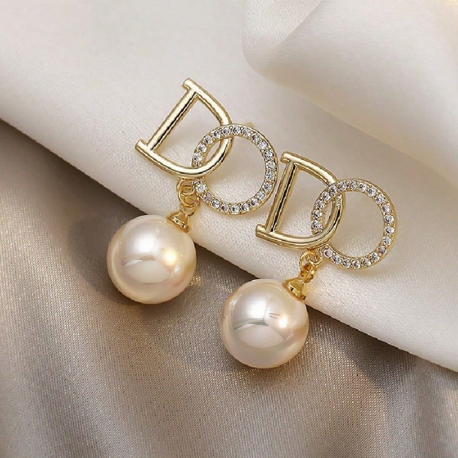 1 Pair Of Unique English Letter Imitation Pearl Pendant Earrings, Retro And Elegant Style, Suitable For Women To Wear On Dates, Suitable For Gifts For Girlfriends And Friends