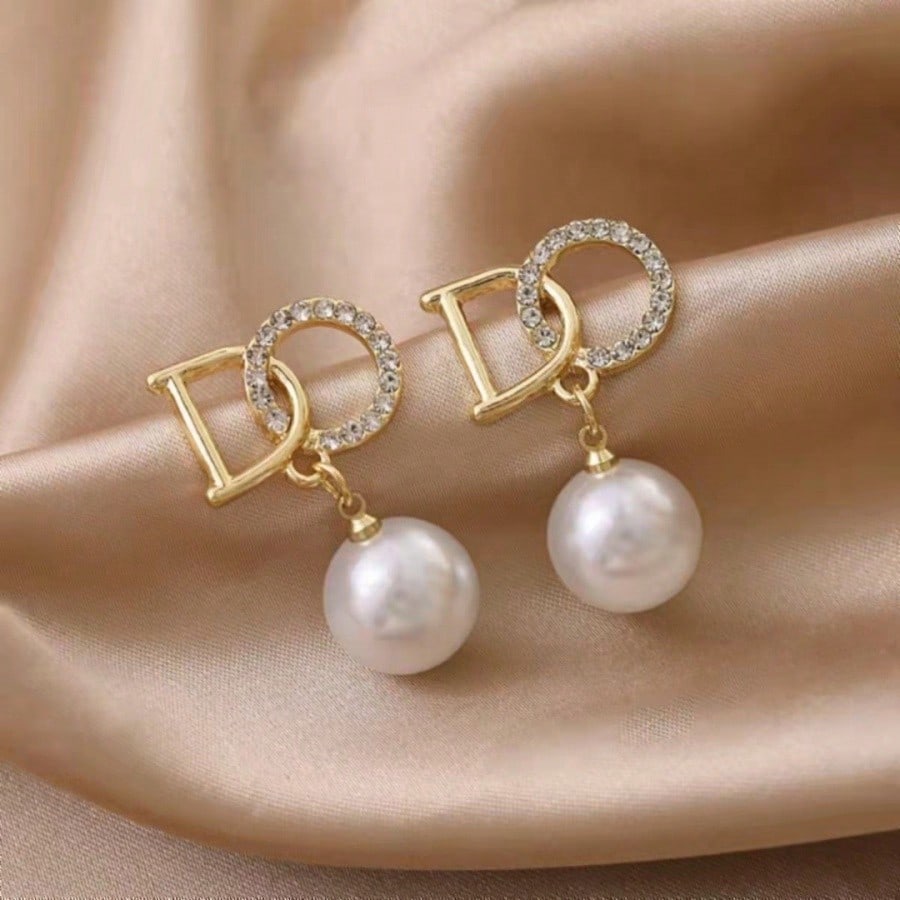 1 Pair Of Unique English Letter Imitation Pearl Pendant Earrings, Retro And Elegant Style, Suitable For Women To Wear On Dates, Suitable For Gifts For Girlfriends And Friends