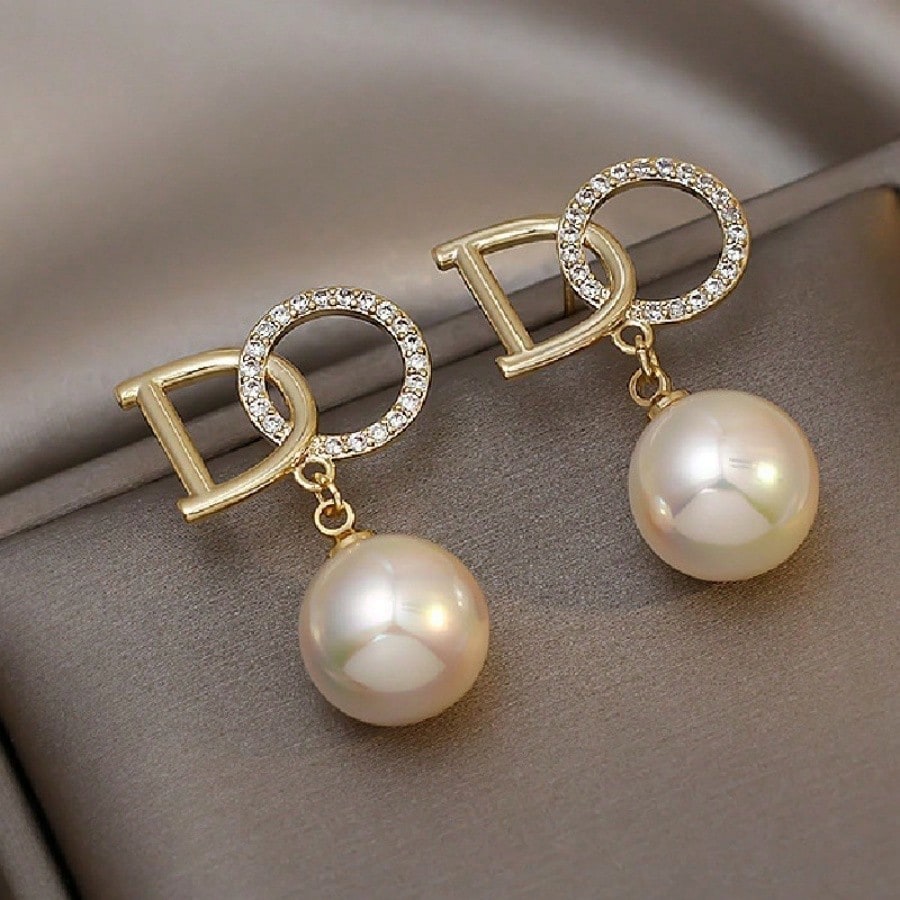 1 Pair Of Unique English Letter Imitation Pearl Pendant Earrings, Retro And Elegant Style, Suitable For Women To Wear On Dates, Suitable For Gifts For Girlfriends And Friends