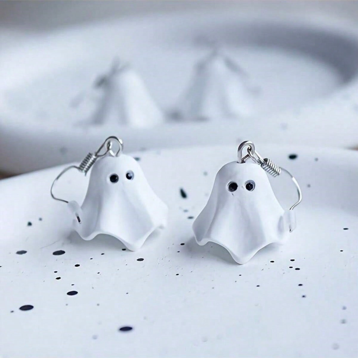 1 Pair Of New Fashionable Cute Cartoon Ghost Earrings, Halloween Party Earrings, Suitable For Halloween Costumes, Themed Party Events, Holiday Gifts, Suitable For Parties, Friends And Family Gifts, Halloween Accessories, Party Accessories, Playful Design
