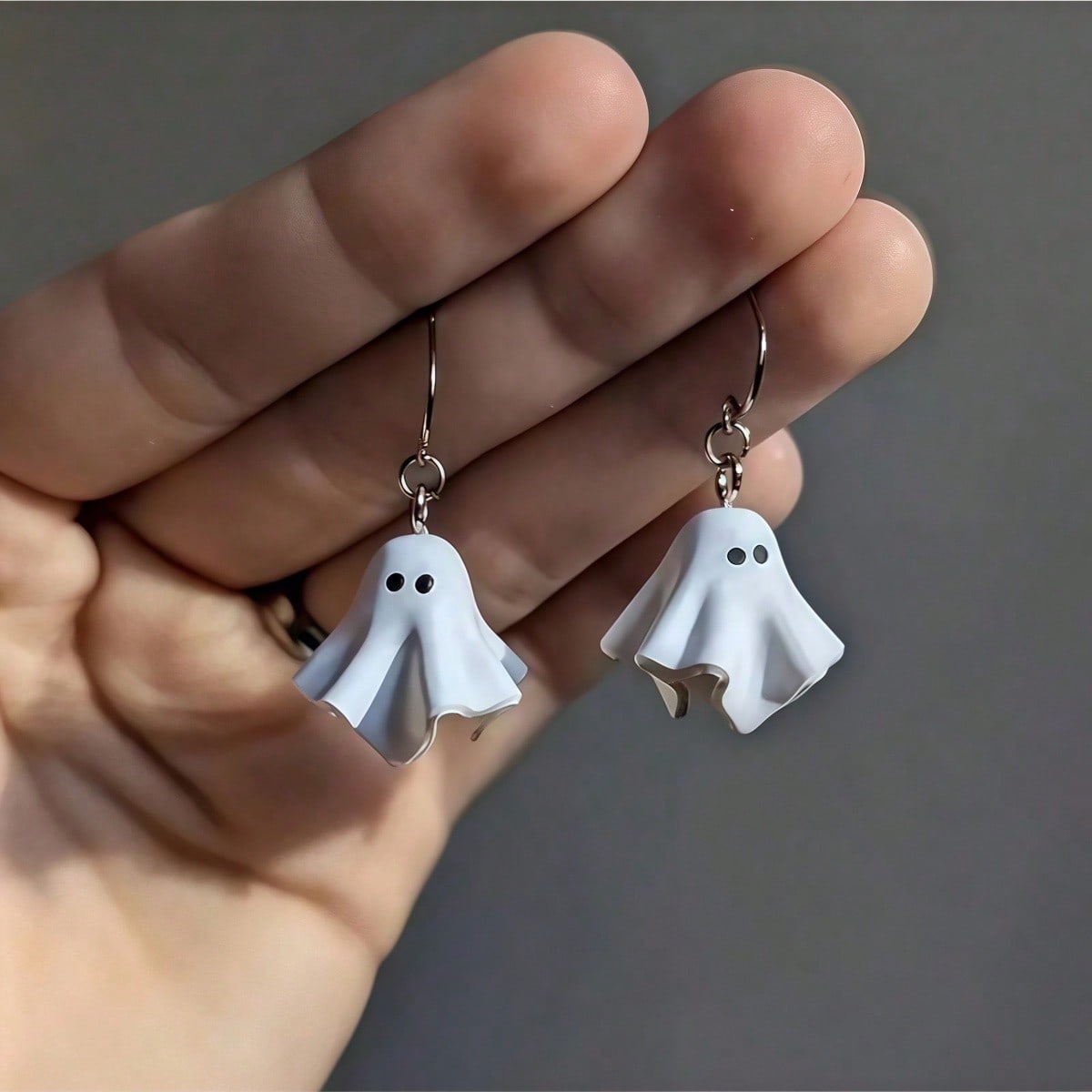 1 Pair Of New Fashionable Cute Cartoon Ghost Earrings, Halloween Party Earrings, Suitable For Halloween Costumes, Themed Party Events, Holiday Gifts, Suitable For Parties, Friends And Family Gifts, Halloween Accessories, Party Accessories, Playful Design
