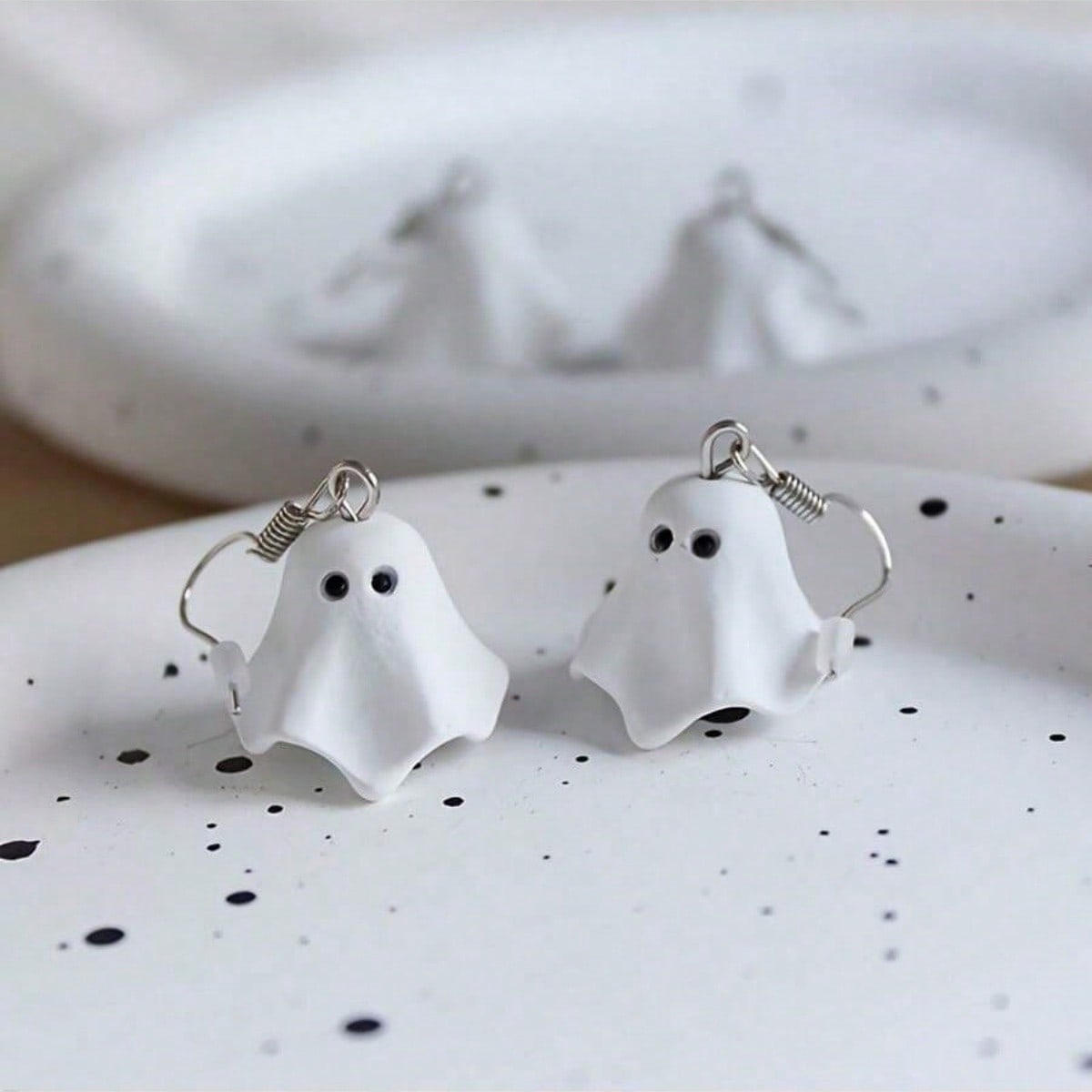 1 Pair Of New Fashionable Cute Cartoon Ghost Earrings, Halloween Party Earrings, Suitable For Halloween Costumes, Themed Party Events, Holiday Gifts, Suitable For Parties, Friends And Family Gifts, Halloween Accessories, Party Accessories, Playful Design