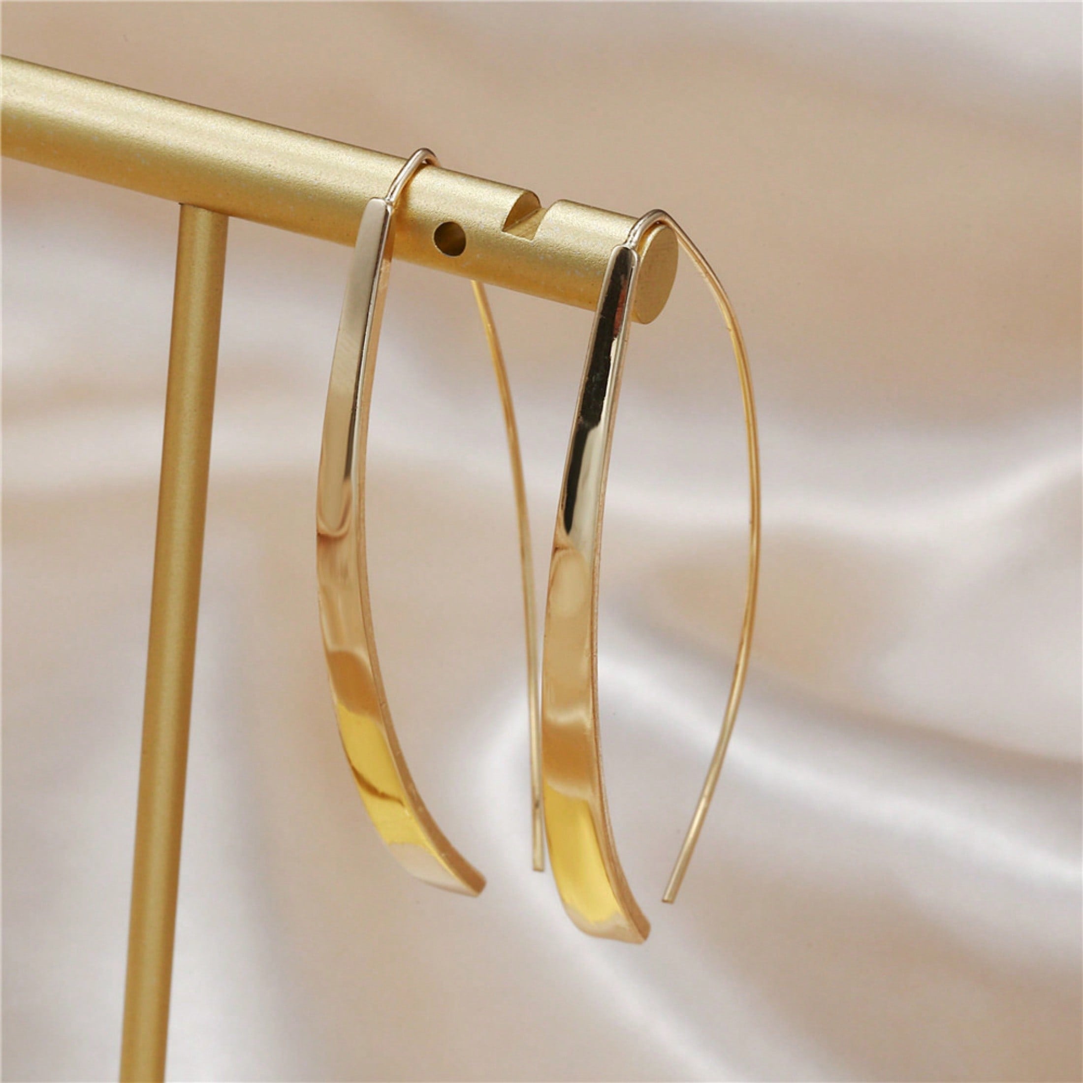 1 Pair Of Gold Minimalist And Luxurious Geometric Ear Hook Earrings, Simple Yet Not Simple, The Finishing Touch Of Graduation Party Dresses For Women's Jewelry