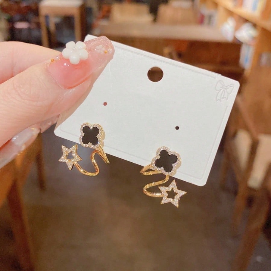 1 Pair Of Simple Classic Earrings, Korean Niche Style Black Four Leaf Flower Earrings, Light Luxury And High-End Feeling, Suitable For Girls