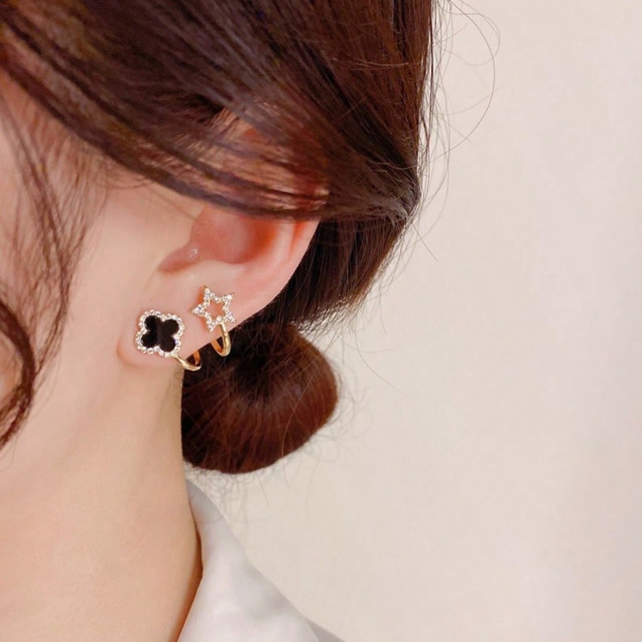 1 Pair Of Simple Classic Earrings, Korean Niche Style Black Four Leaf Flower Earrings, Light Luxury And High-End Feeling, Suitable For Girls