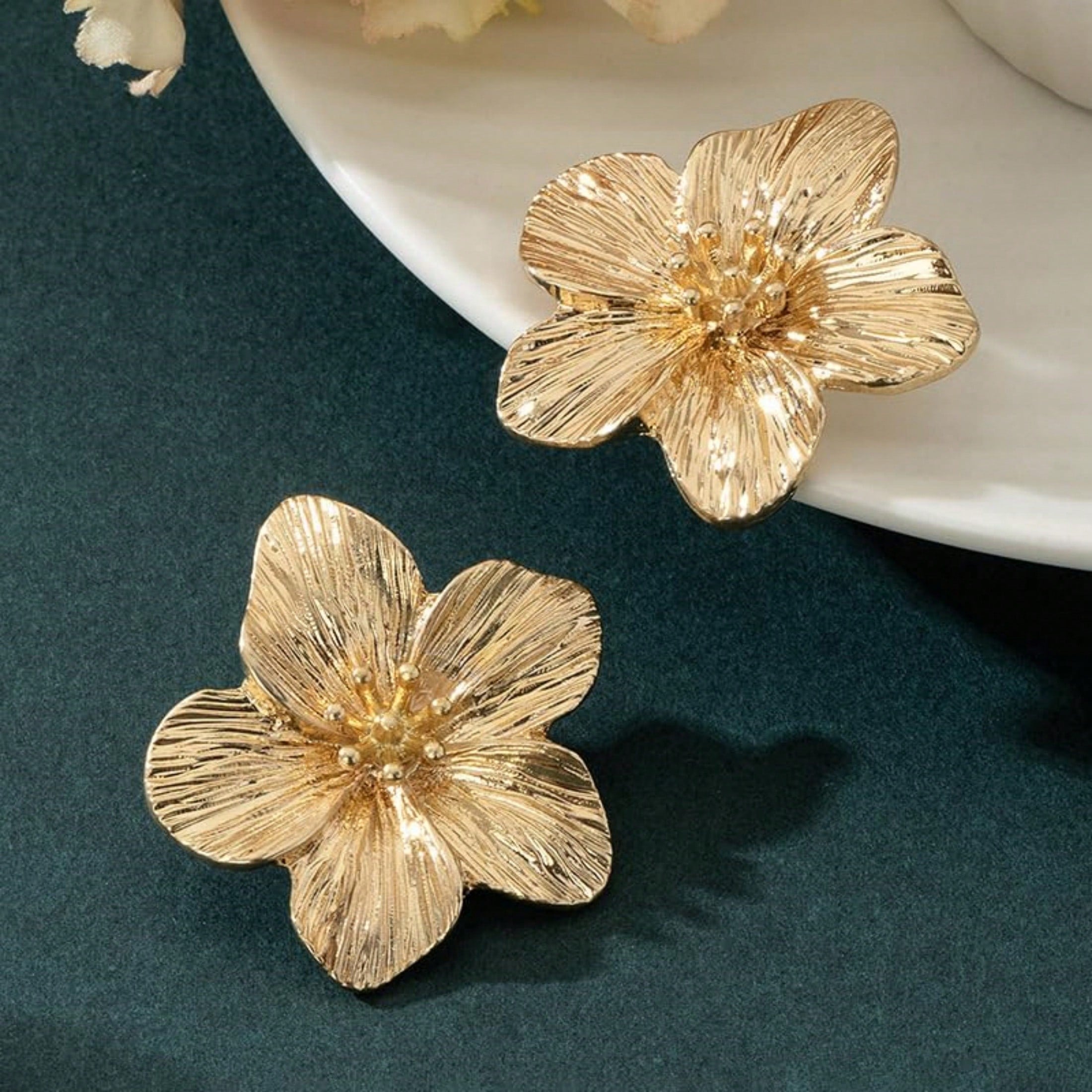 1 Pair Of Palace Style Retro Exaggerated Design Gold Five Petal Flower Earrings, High-End Design Earrings, Suitable For Attending Parties, Parties And Other Major Occasions, Women's Fashion Jewelry