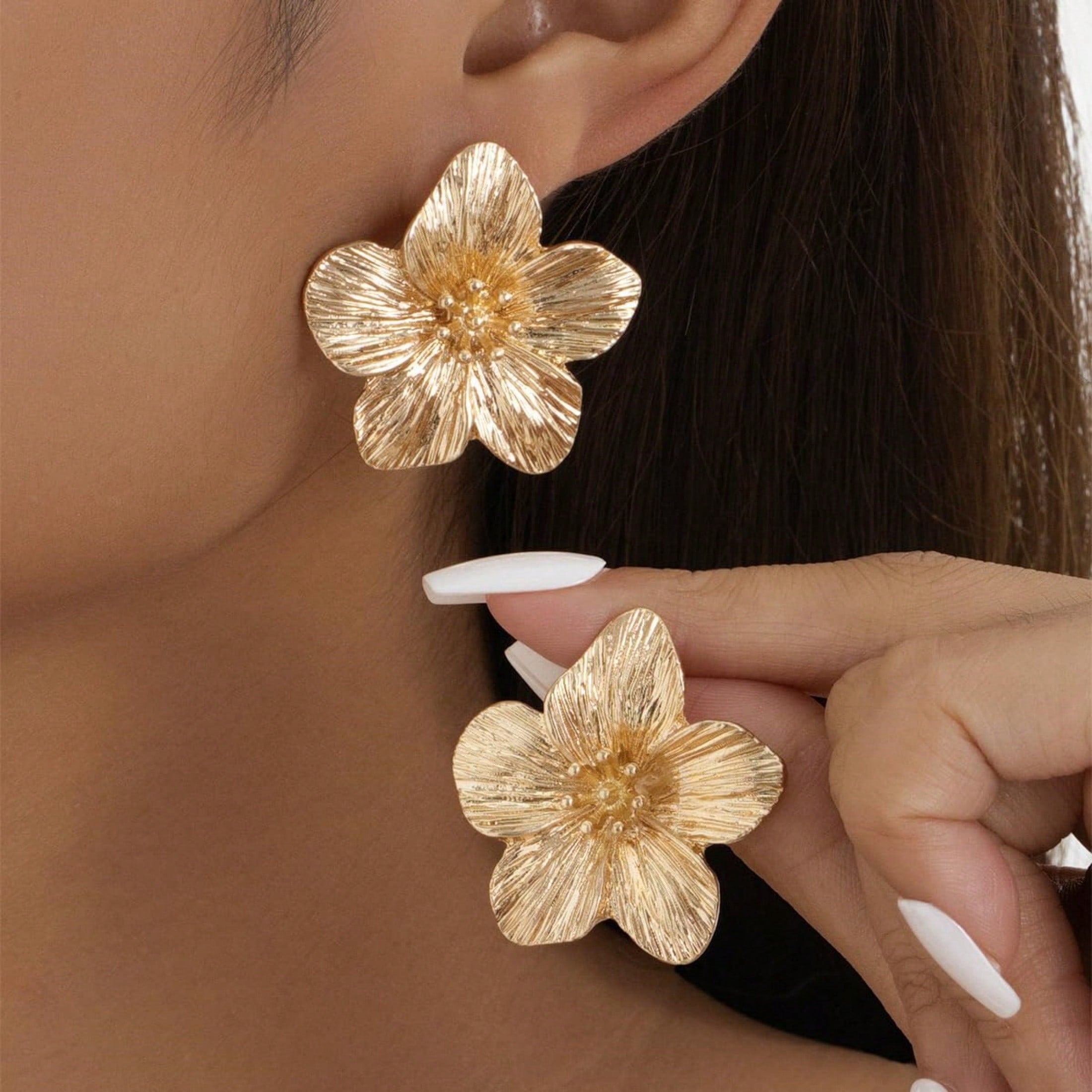 1 Pair Of Palace Style Retro Exaggerated Design Gold Five Petal Flower Earrings, High-End Design Earrings, Suitable For Attending Parties, Parties And Other Major Occasions, Women's Fashion Jewelry