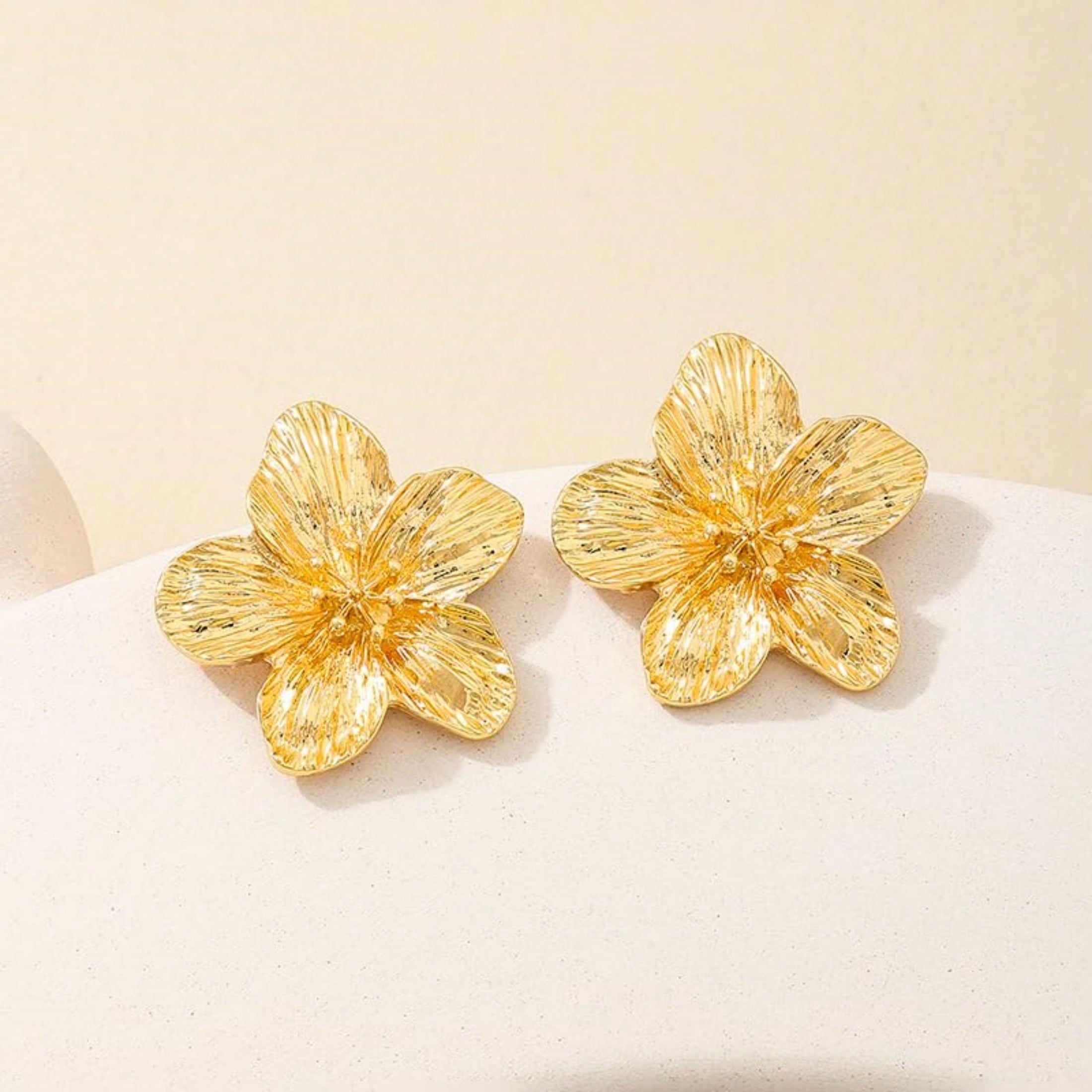 1 Pair Of Palace Style Retro Exaggerated Design Gold Five Petal Flower Earrings, High-End Design Earrings, Suitable For Attending Parties, Parties And Other Major Occasions, Women's Fashion Jewelry