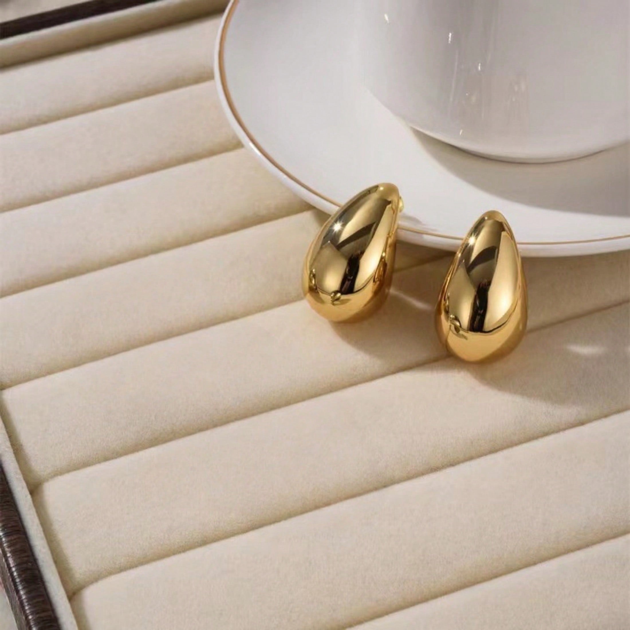 1 Pair Of Women's Thick Gold Ring Earrings, Lightweight Water Droplets Create An Elegant Feeling, Low Allergy Material, Versatile For Dates, Banquets/Daily Outings, Gift For Girlfriend And Family Holiday Jewelry