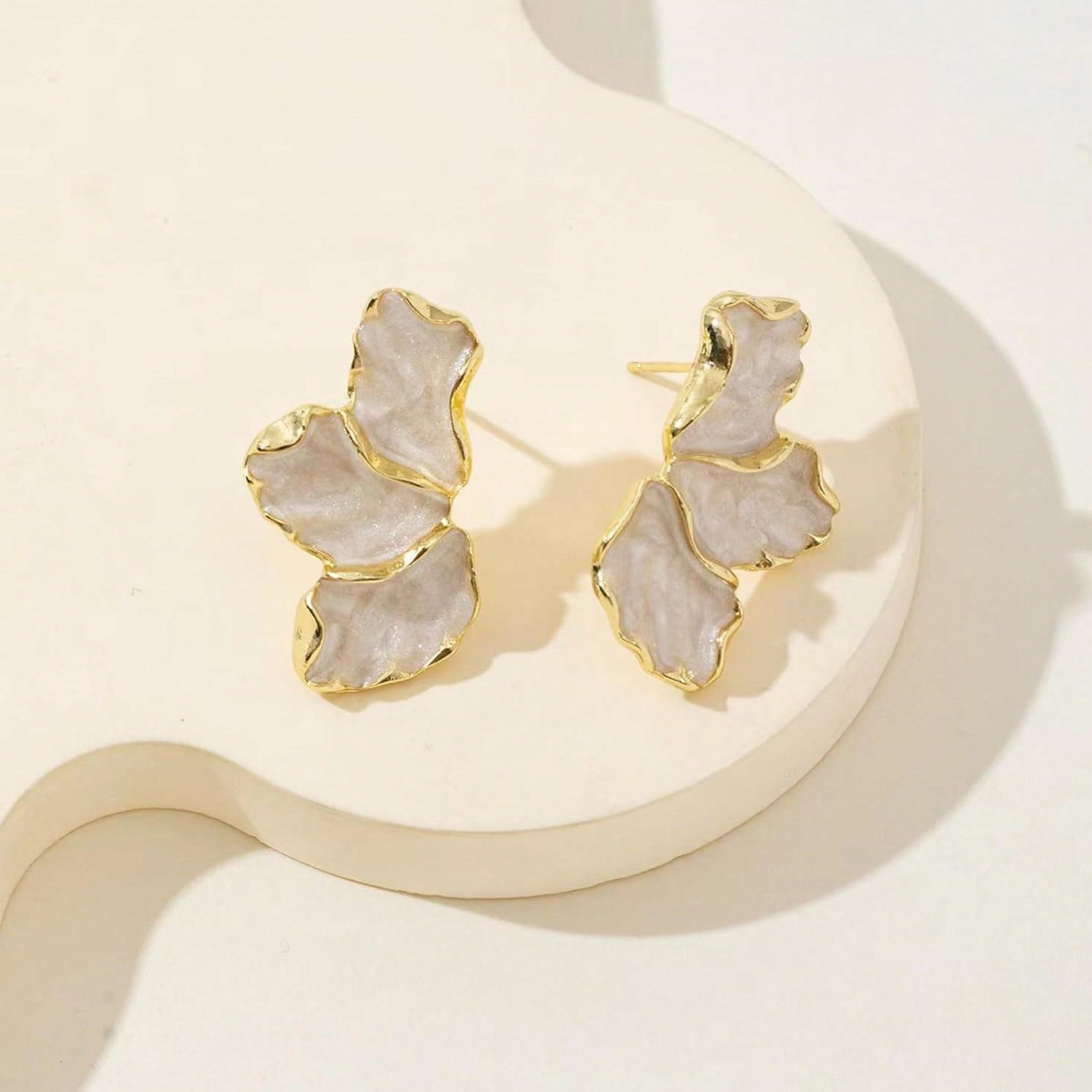 1 Pair Of Women's Golden Petal Earrings, Irregular And Unique Enamel Floral Design, Low Allergy Material For Casual/Formal Occasions, Stylish Jewelry Gift That Exudes Elegance