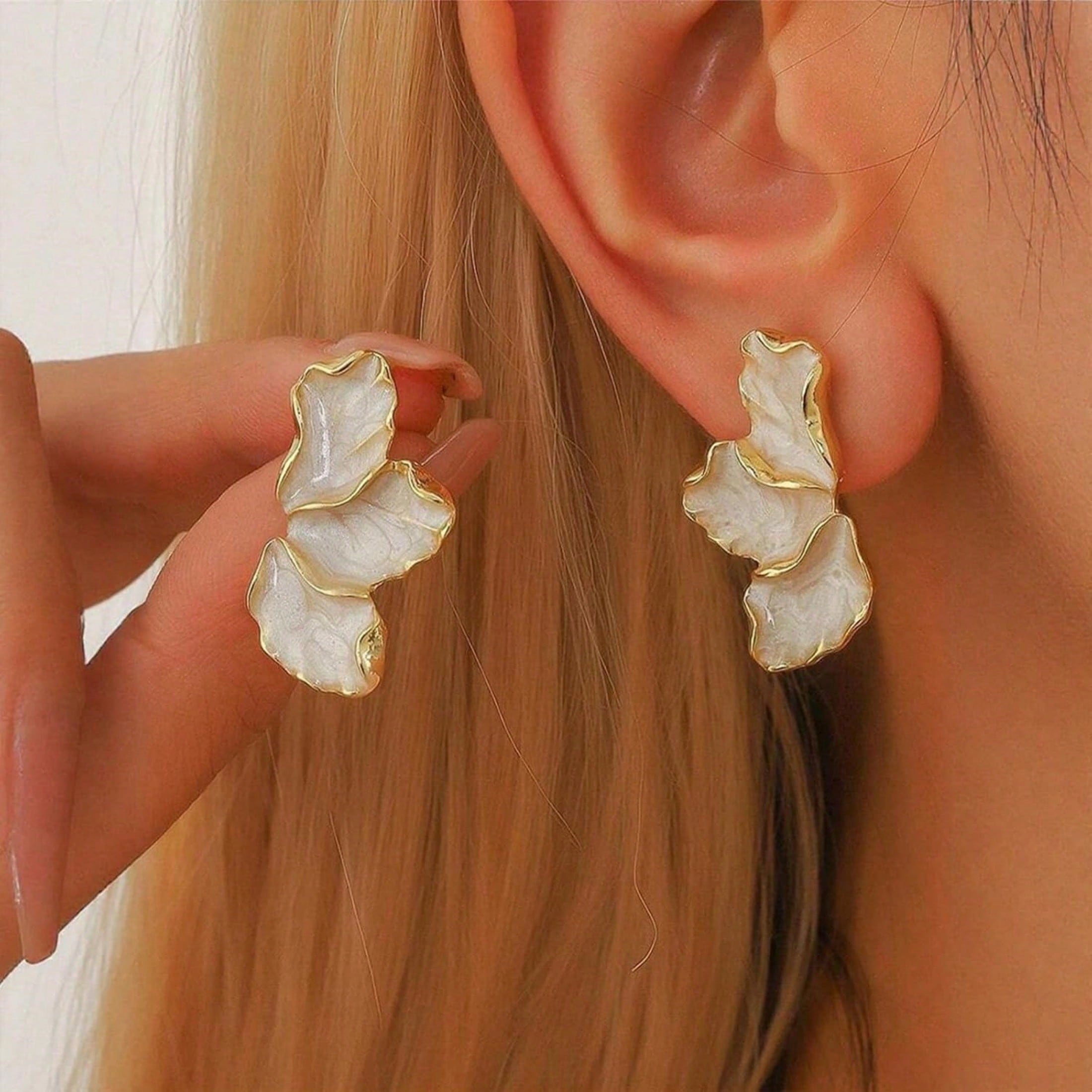 1 Pair Of Women's Golden Petal Earrings, Irregular And Unique Enamel Floral Design, Low Allergy Material For Casual/Formal Occasions, Stylish Jewelry Gift That Exudes Elegance