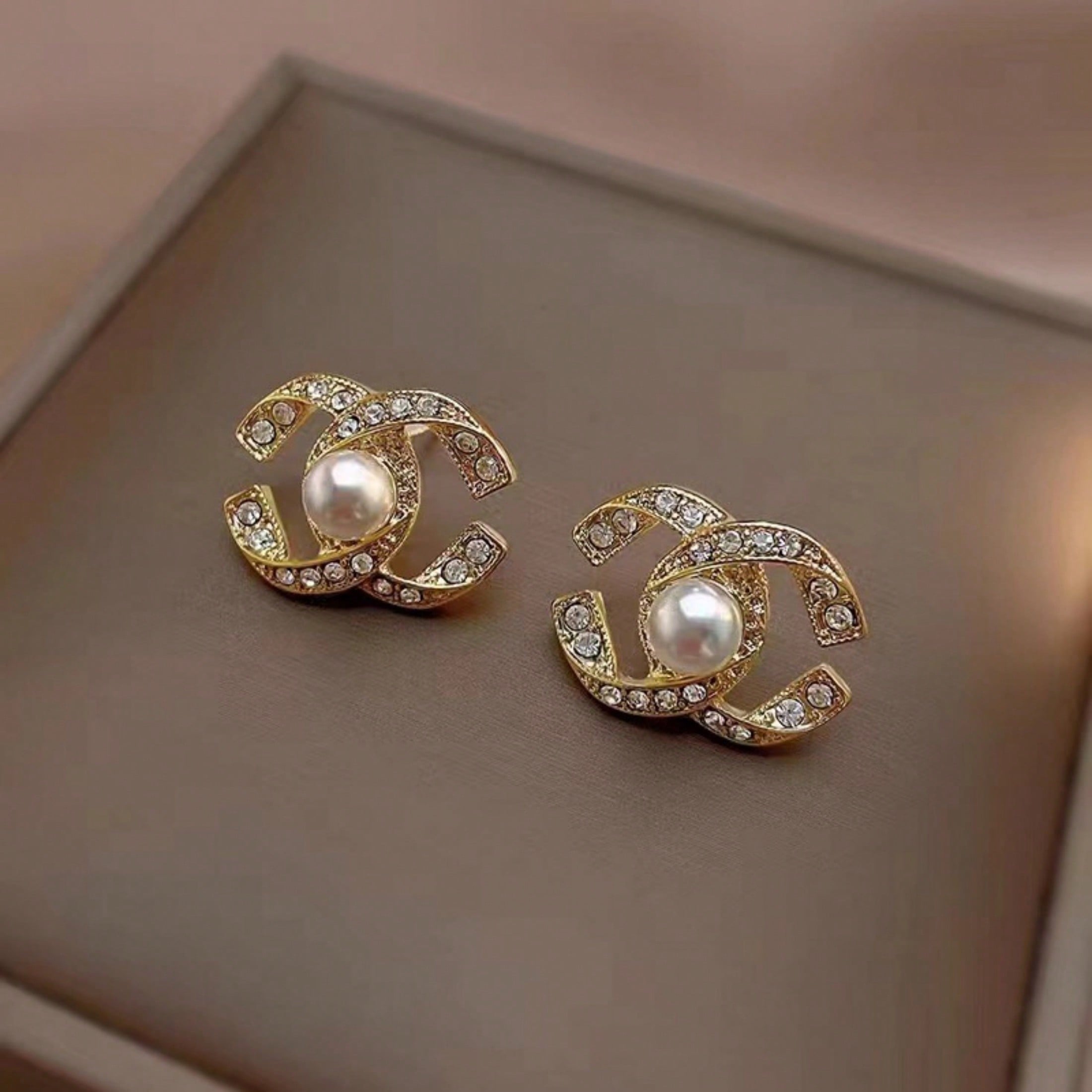 1 Pair Of Fashionable & Luxurious Cross Pearl-Embedded Stud Earrings, Versatile C-Shaped Hoops For Women , Fashion Cross Earrings: Luxurious Cross Pearl Studs, Versatile C-Shaped Hoops For Daily Wear