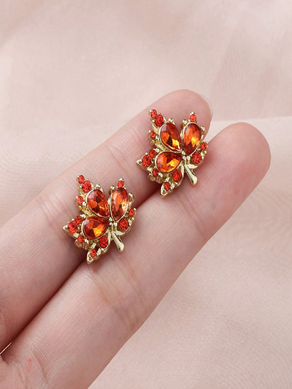 Stylish Maple Leaf Earrings & Necklaces – High-End, Niche Design, Premium Vibe, Light Luxury Stud Earrings