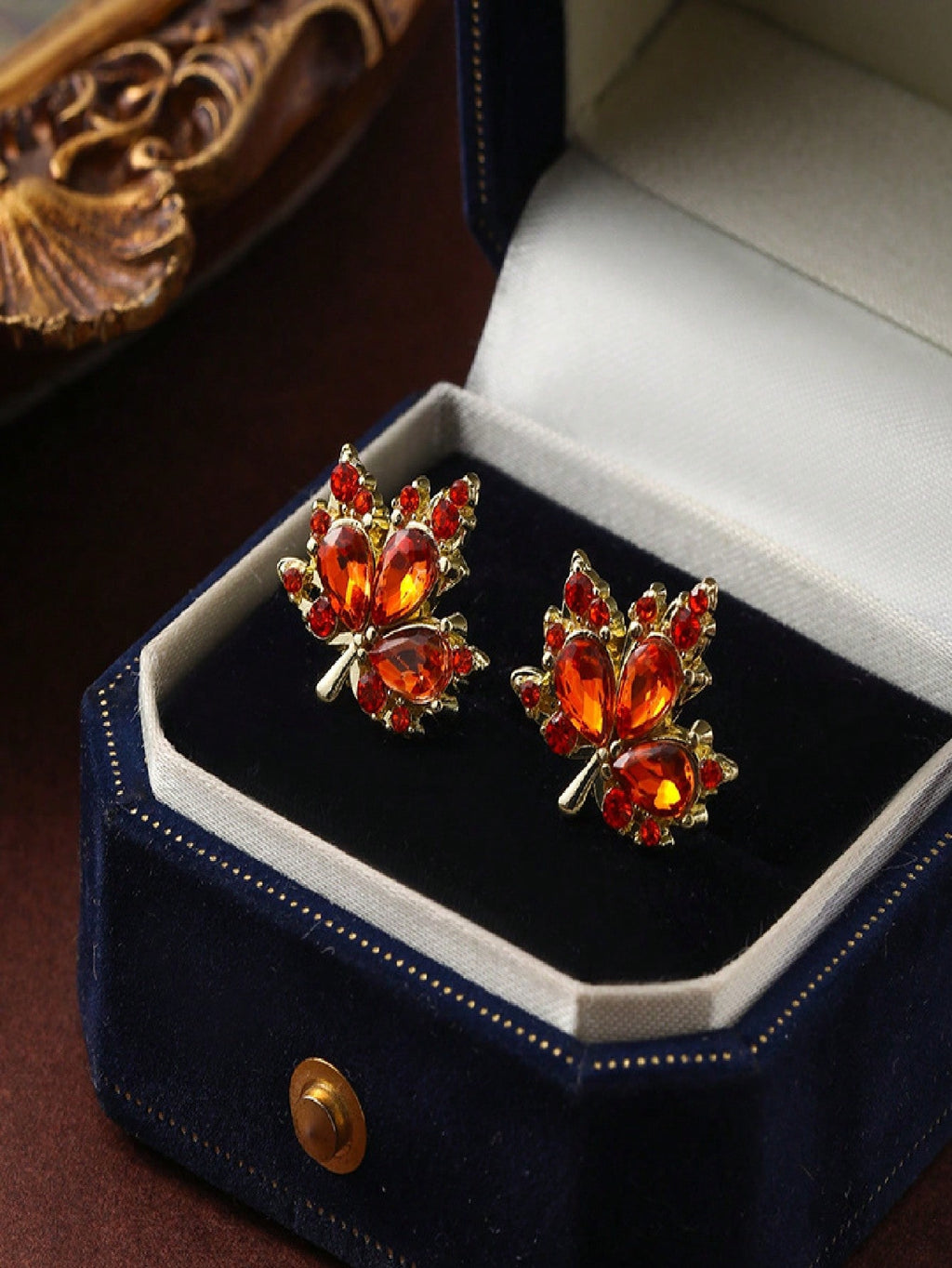 Stylish Maple Leaf Earrings & Necklaces – High-End, Niche Design, Premium Vibe, Light Luxury Stud Earrings