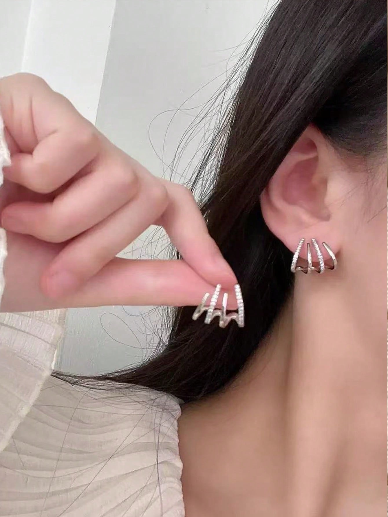 Women's Niche Design Four-Claw Ear Row Earrings, Simple High-End – Light Luxury Cold Style Internet Celebrity Studs