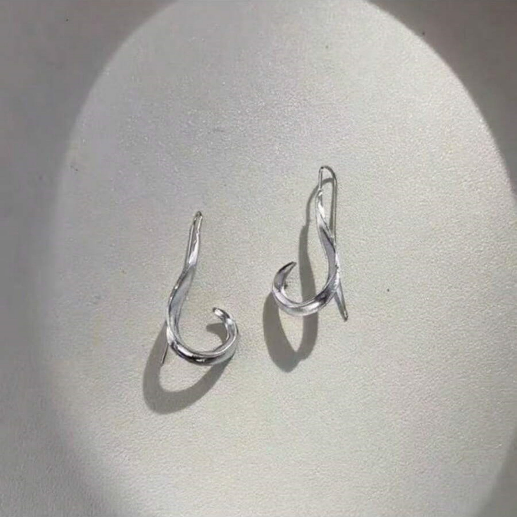 1 Pair Silver-Tone Retro Hook Earrings – Unique Irregular Design & Hypoallergenic, Bohemian-Chic Travel Souvenirs & Thoughtful Gifts for Women (Valentine’s Day, Holidays)
