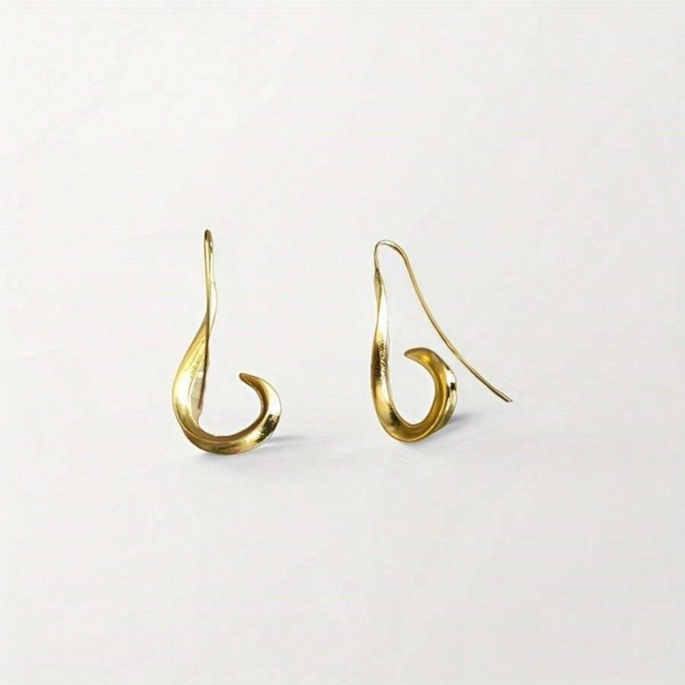 1 Pair Gold-Tone Retro Hook Earrings – Unique Irregular Design & Hypoallergenic, Bohemian-Chic Travel Souvenirs & Thoughtful Gifts for Women (Valentine’s Day, Holidays)
