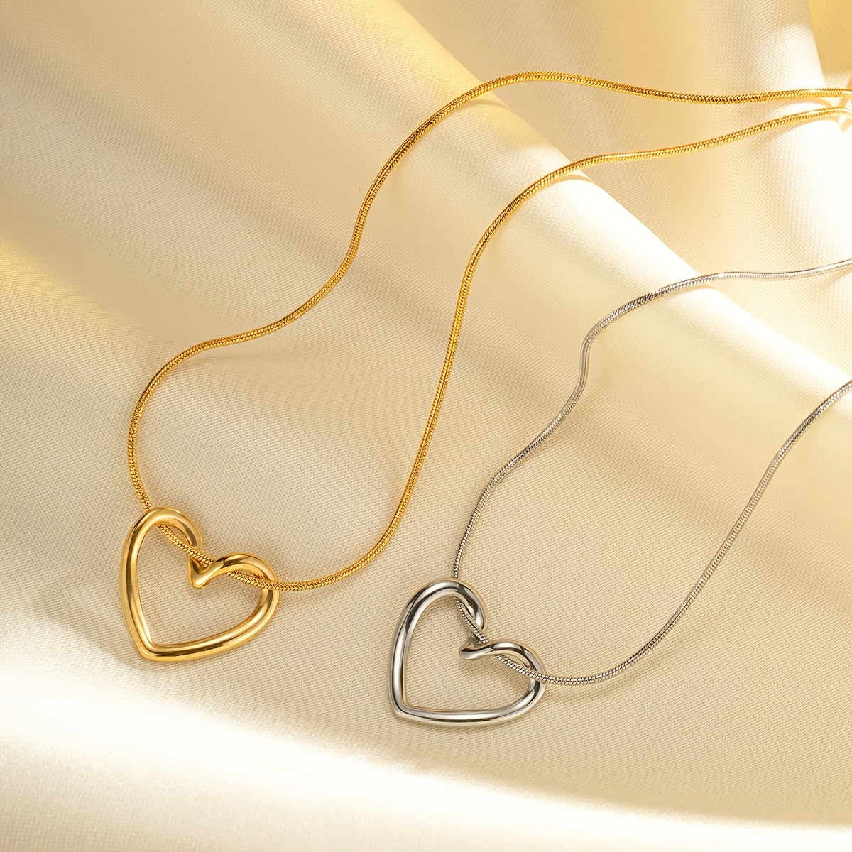 1Pc Minimalist Elegant Open Heart Necklace, Gold Tone Hollow Heart Outline Pendant with Adjustable Chain Fits Various Necklines, Lightweight All-Day Wear Jewelry for Casual, Date & Office Outfits, Sweet Gift for Teens, Young Women and Lovers