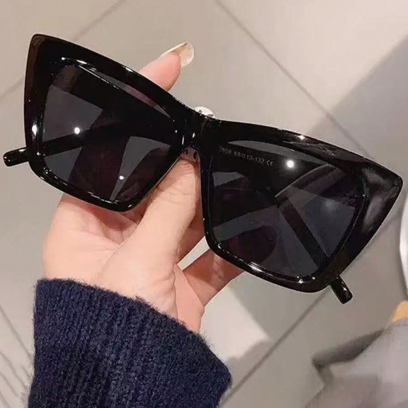 1 Pair Women’s Oversized Cat Eye Sunglasses – Vintage Tea Gradient Transparent Lenses with Full Sun Protection, Timeless Fashion Accessory Perfect for Everyday Wear & Special Occasions