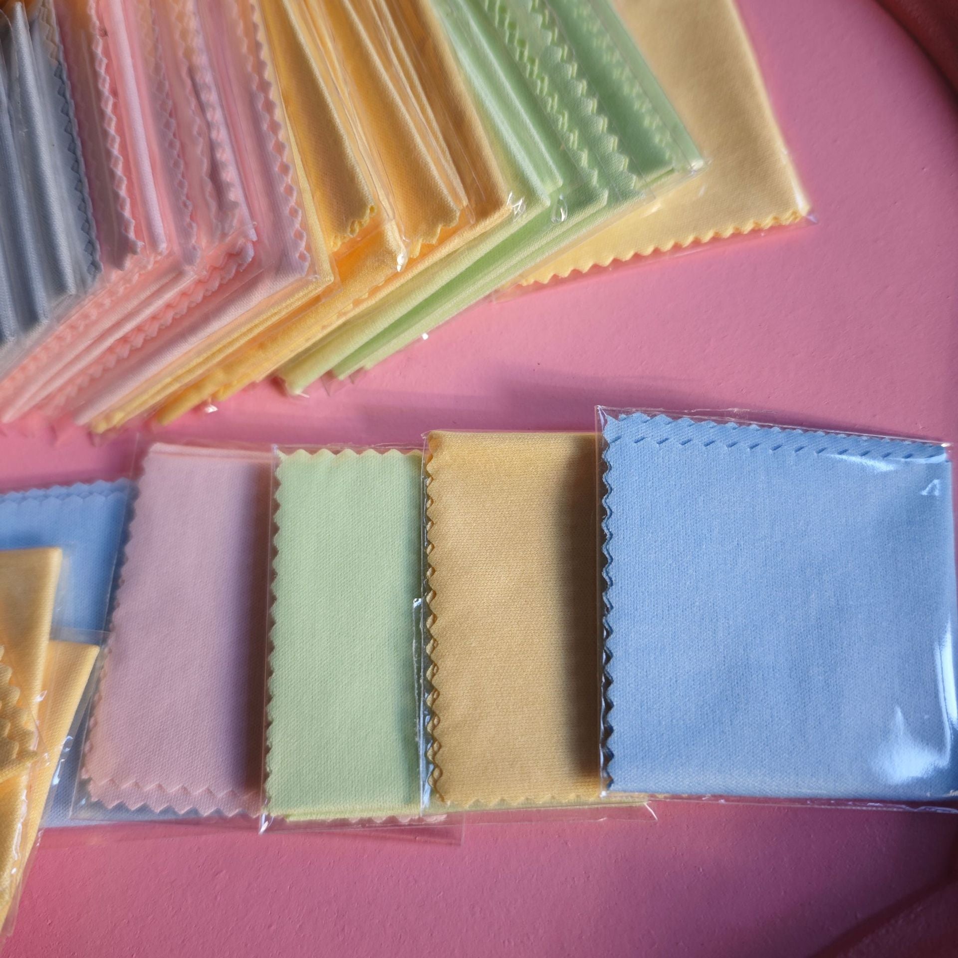 5pcs Lint-Free Microfiber Wiping Cloths, Comfortable Thick Odorless Cleaning Rags, Universal Cleaner for Glasses, Camera Lens and Cell Phone Screen, Great Gift for Tech Enthusiasts & Daily Use, Random Color