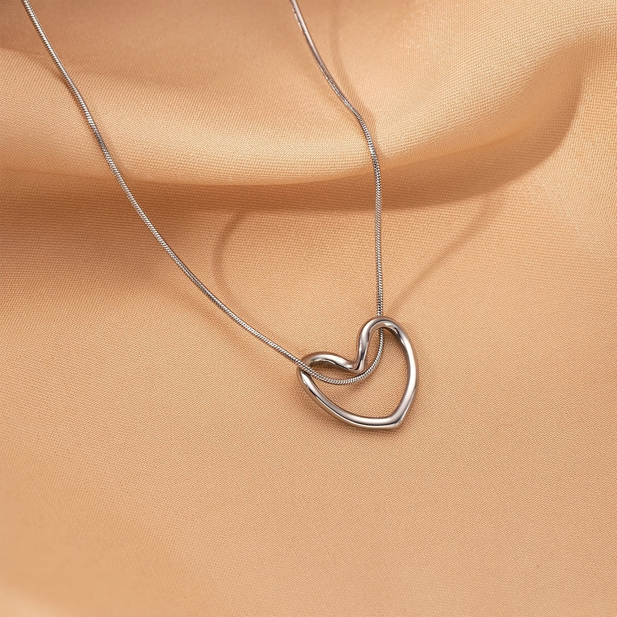 1Pc Minimalist Elegant Open Heart Necklace, Gold Tone Hollow Heart Outline Pendant with Adjustable Chain Fits Various Necklines, Lightweight All-Day Wear Jewelry for Casual, Date & Office Outfits, Sweet Gift for Teens, Young Women and Lovers