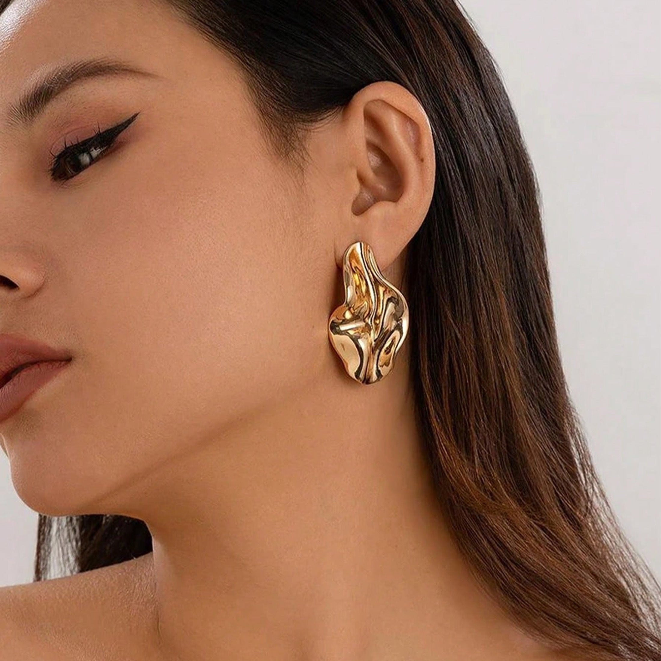 1 Pair Women’s Large Statement Gold Irregular Geometric Leaf Earrings – Bold Minimalist Metal Craftsmanship, Sleek Design Perfect for Elevating Distinctive Daily Outfits