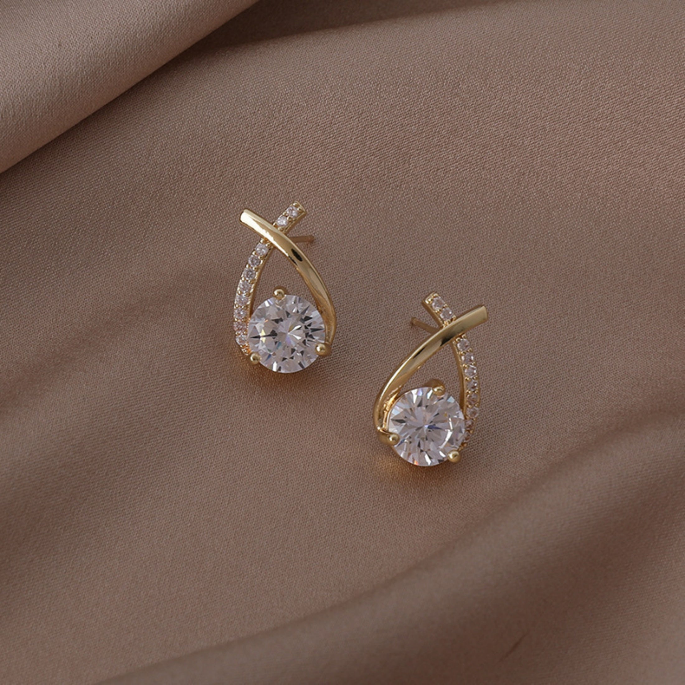 1 Pair of Fashionable & Elegant Gold Stud Earrings – Adorned with Sparkling Cubic Zirconia, Cute Stylish Design Perfect for Daily Wear, Travel & Celebration Events
