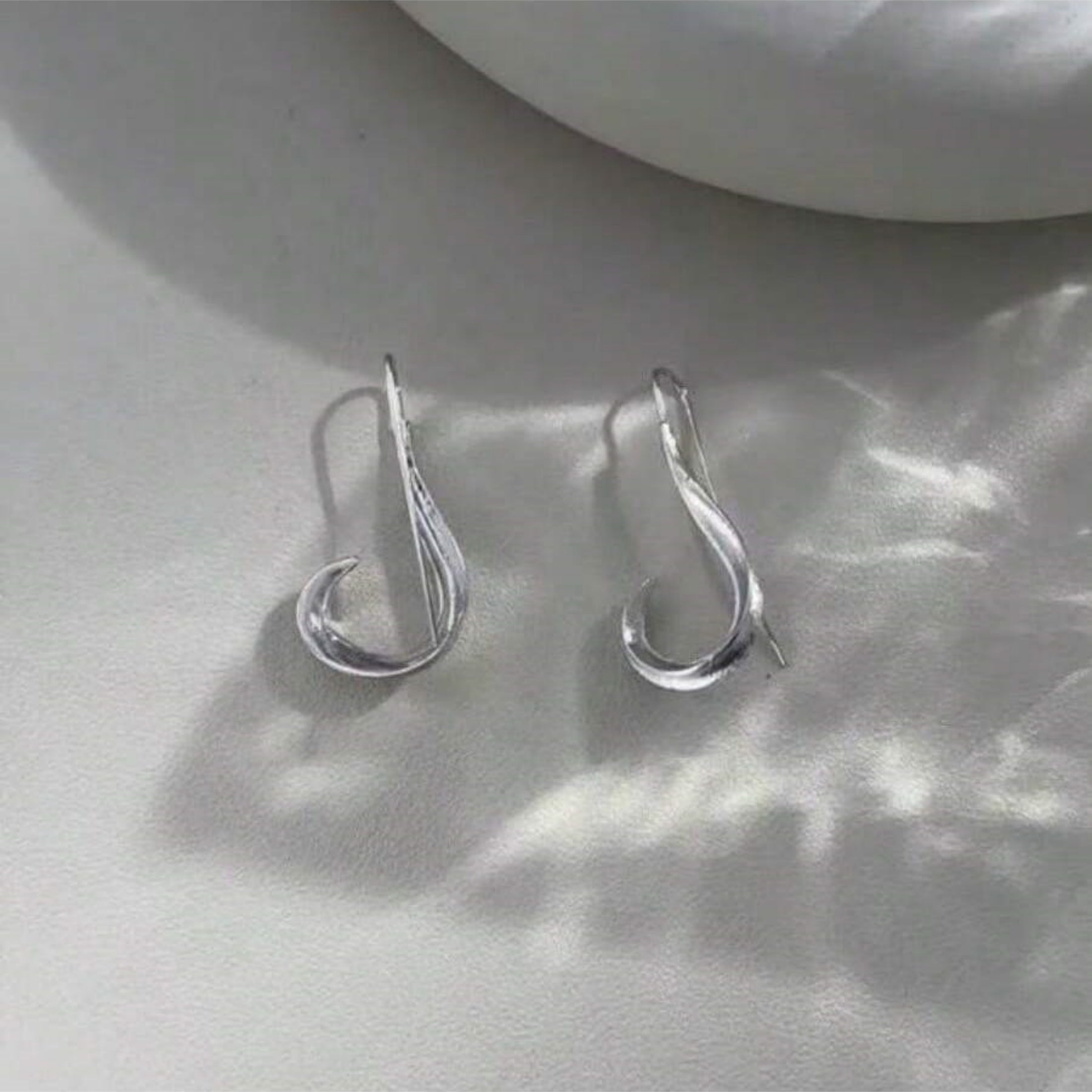 1 Pair Silver-Tone Retro Hook Earrings – Unique Irregular Design & Hypoallergenic, Bohemian-Chic Travel Souvenirs & Thoughtful Gifts for Women (Valentine’s Day, Holidays)