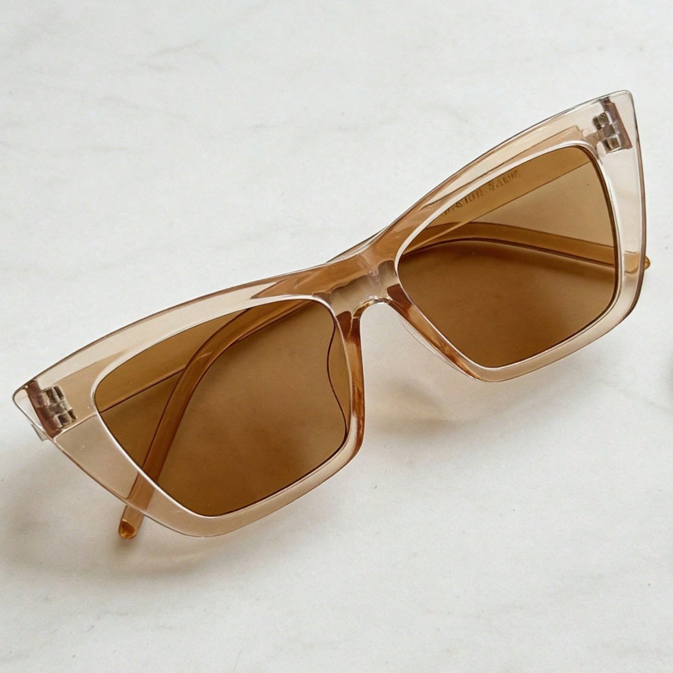 1 Pair Women’s Oversized Black Cat Eye Sunglasses – Vintage Tea Gradient Transparent Lenses with Reliable UV Protection, Timeless Stylish Eyewear Perfect for Daily Wear & Special Occasions
