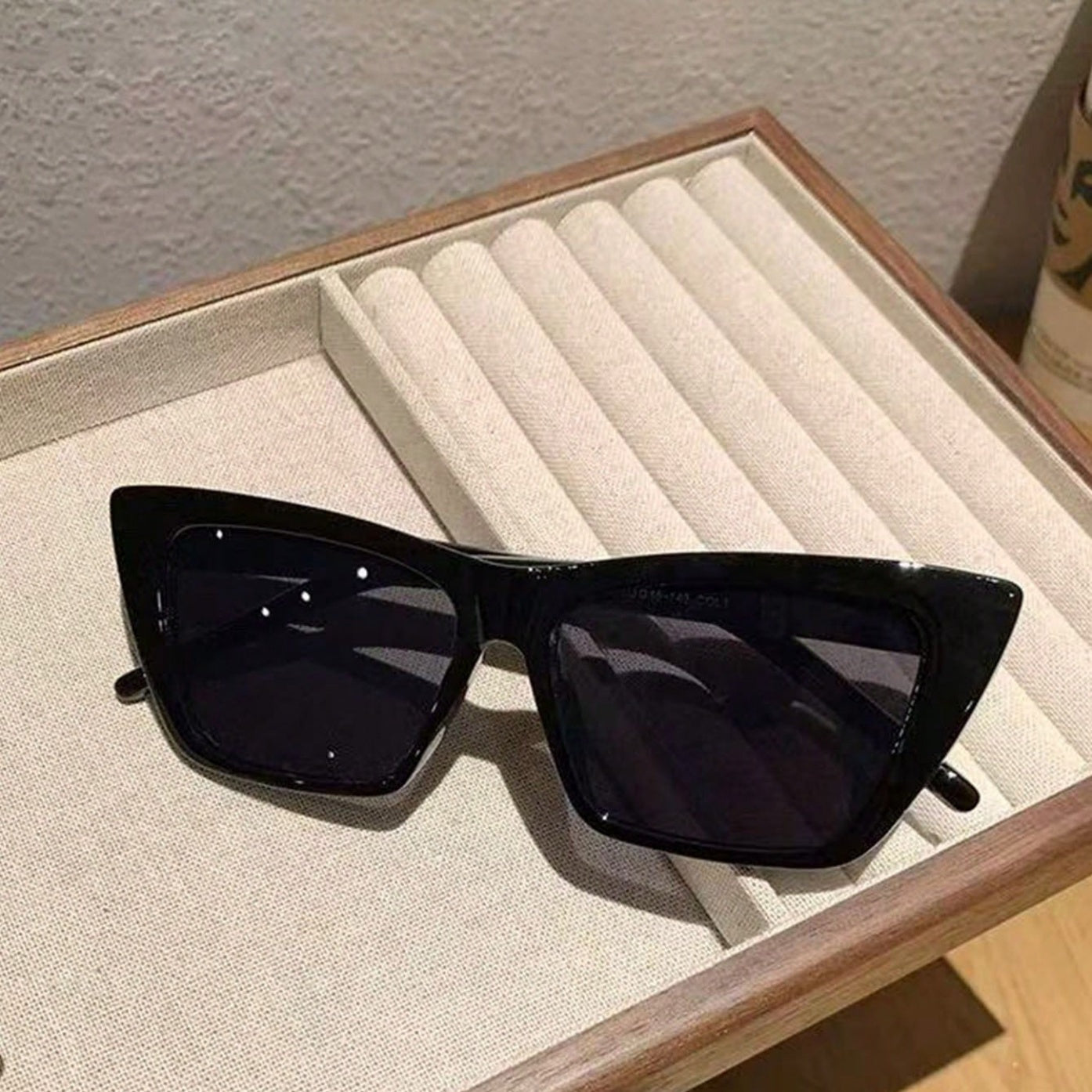 1 Pair Women’s Oversized Cat Eye Sunglasses – Vintage Tea Gradient Transparent Lenses with Full Sun Protection, Timeless Fashion Accessory Perfect for Everyday Wear & Special Occasions