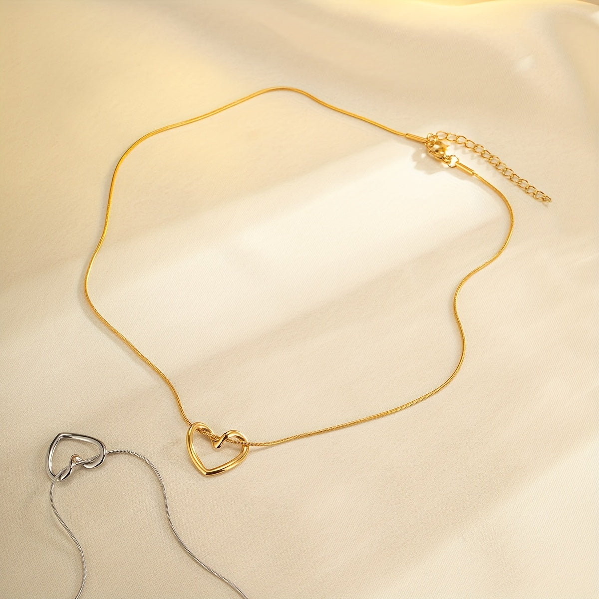 1Pc Minimalist Elegant Open Heart Necklace, Gold Tone Hollow Heart Outline Pendant with Adjustable Chain Fits Various Necklines, Lightweight All-Day Wear Jewelry for Casual, Date & Office Outfits, Sweet Gift for Teens, Young Women and Lovers