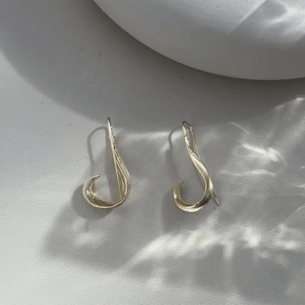 1 Pair Gold-Tone Retro Hook Earrings – Unique Irregular Design & Hypoallergenic, Bohemian-Chic Travel Souvenirs & Thoughtful Gifts for Women (Valentine’s Day, Holidays)