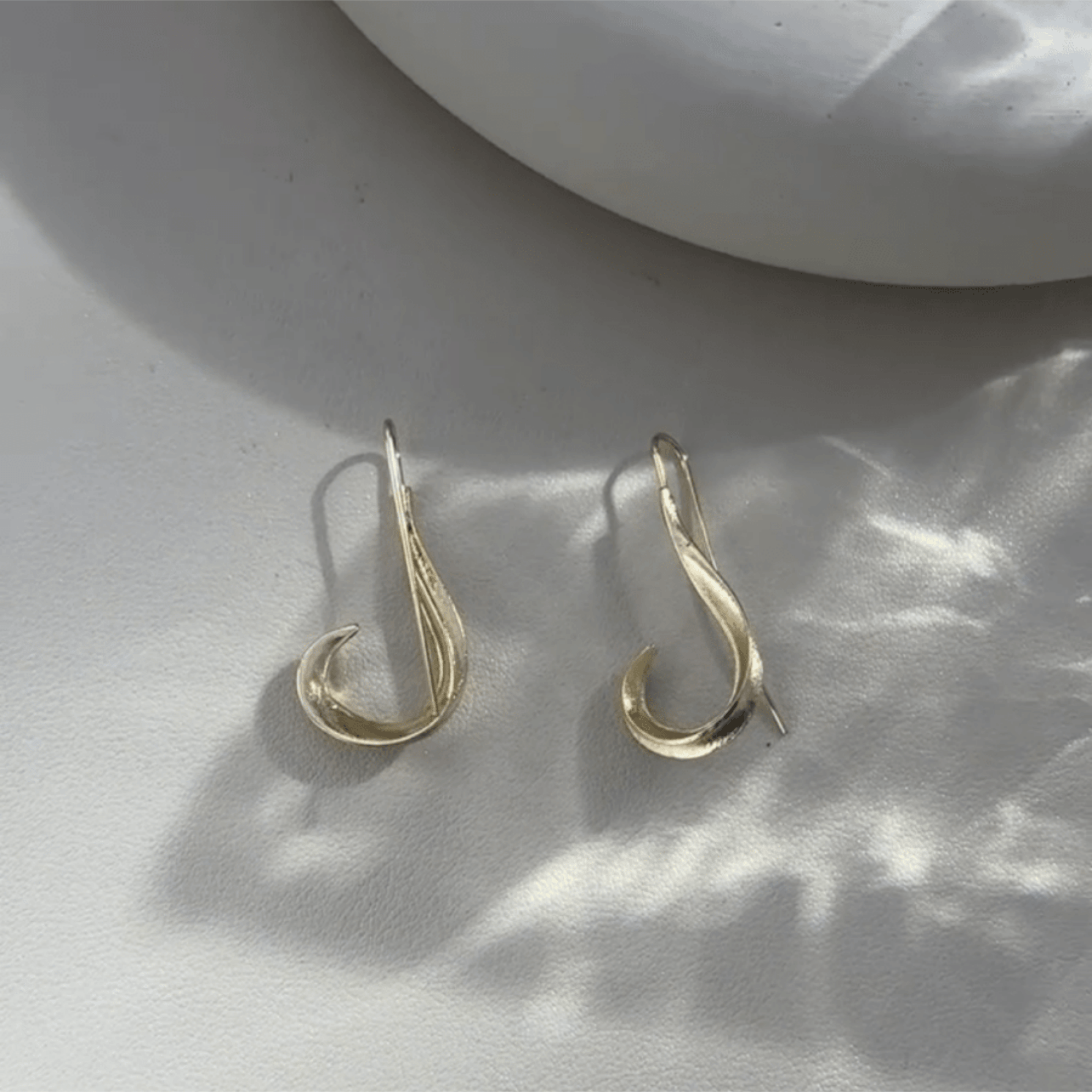 1 Pair Gold-Tone Retro Hook Earrings – Unique Irregular Design & Hypoallergenic, Bohemian-Chic Travel Souvenirs & Thoughtful Gifts for Women (Valentine’s Day, Holidays)