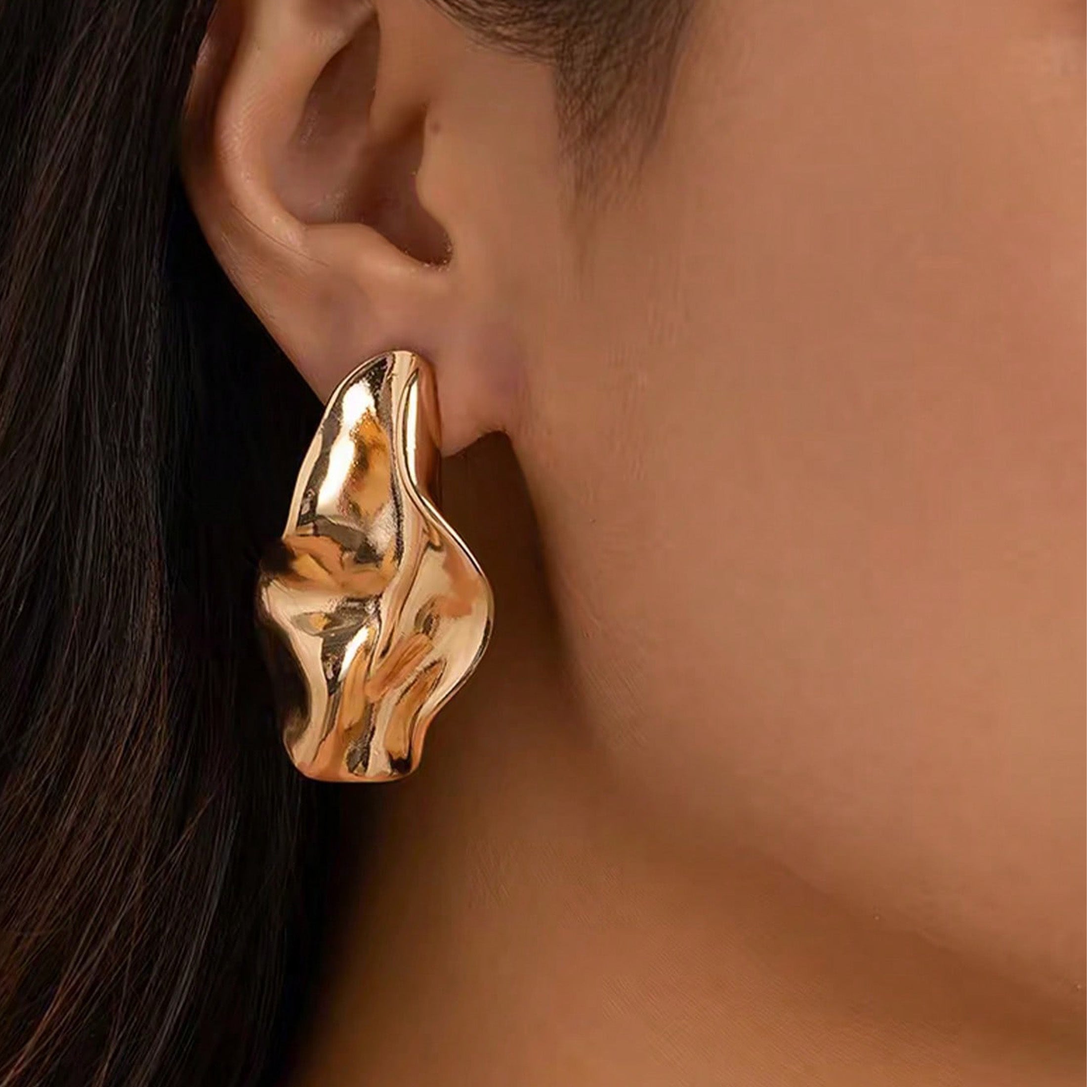 1 Pair Women’s Large Statement Gold Irregular Geometric Leaf Earrings – Bold Minimalist Metal Craftsmanship, Sleek Design Perfect for Elevating Distinctive Daily Outfits