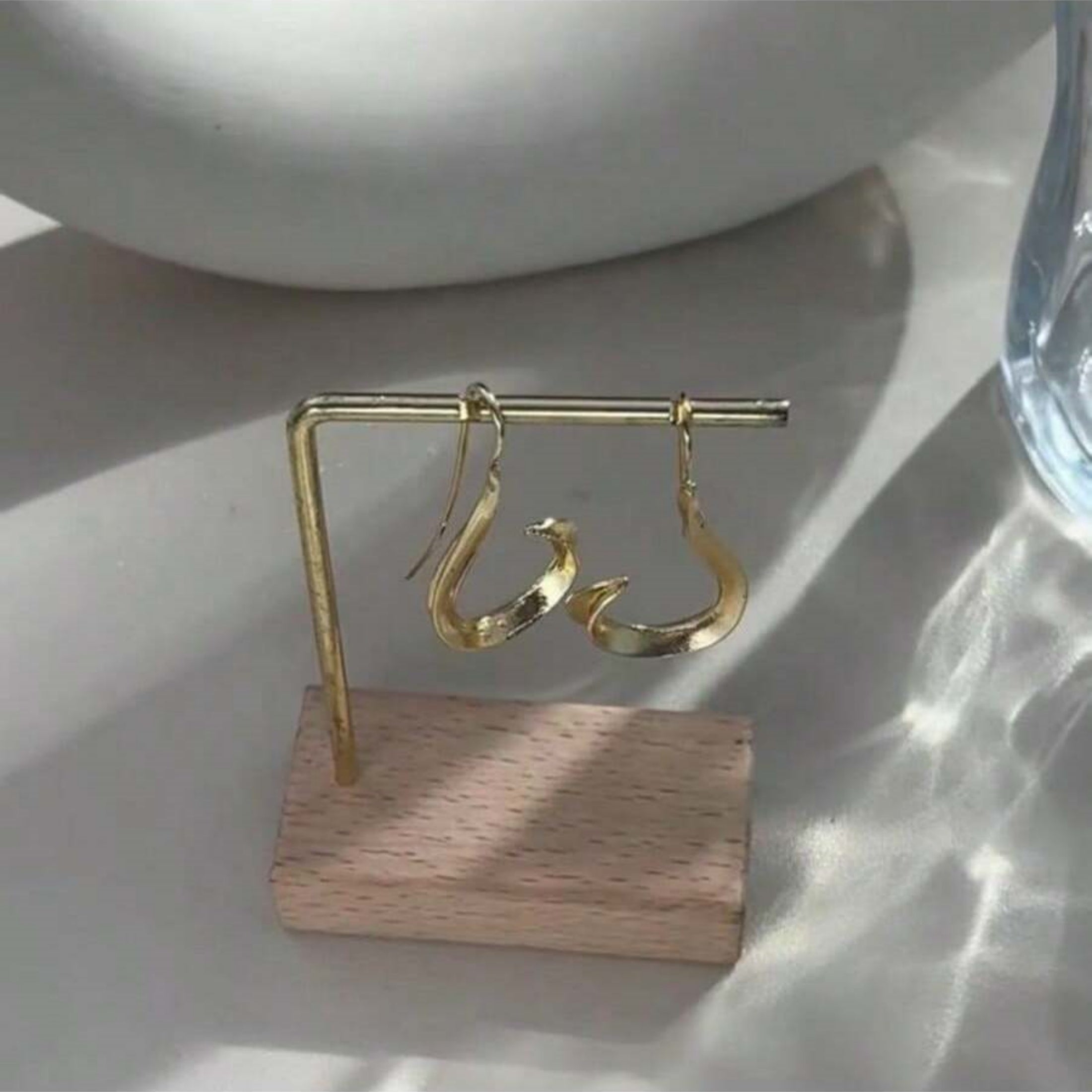 1 Pair Gold-Tone Retro Hook Earrings – Unique Irregular Design & Hypoallergenic, Bohemian-Chic Travel Souvenirs & Thoughtful Gifts for Women (Valentine’s Day, Holidays)