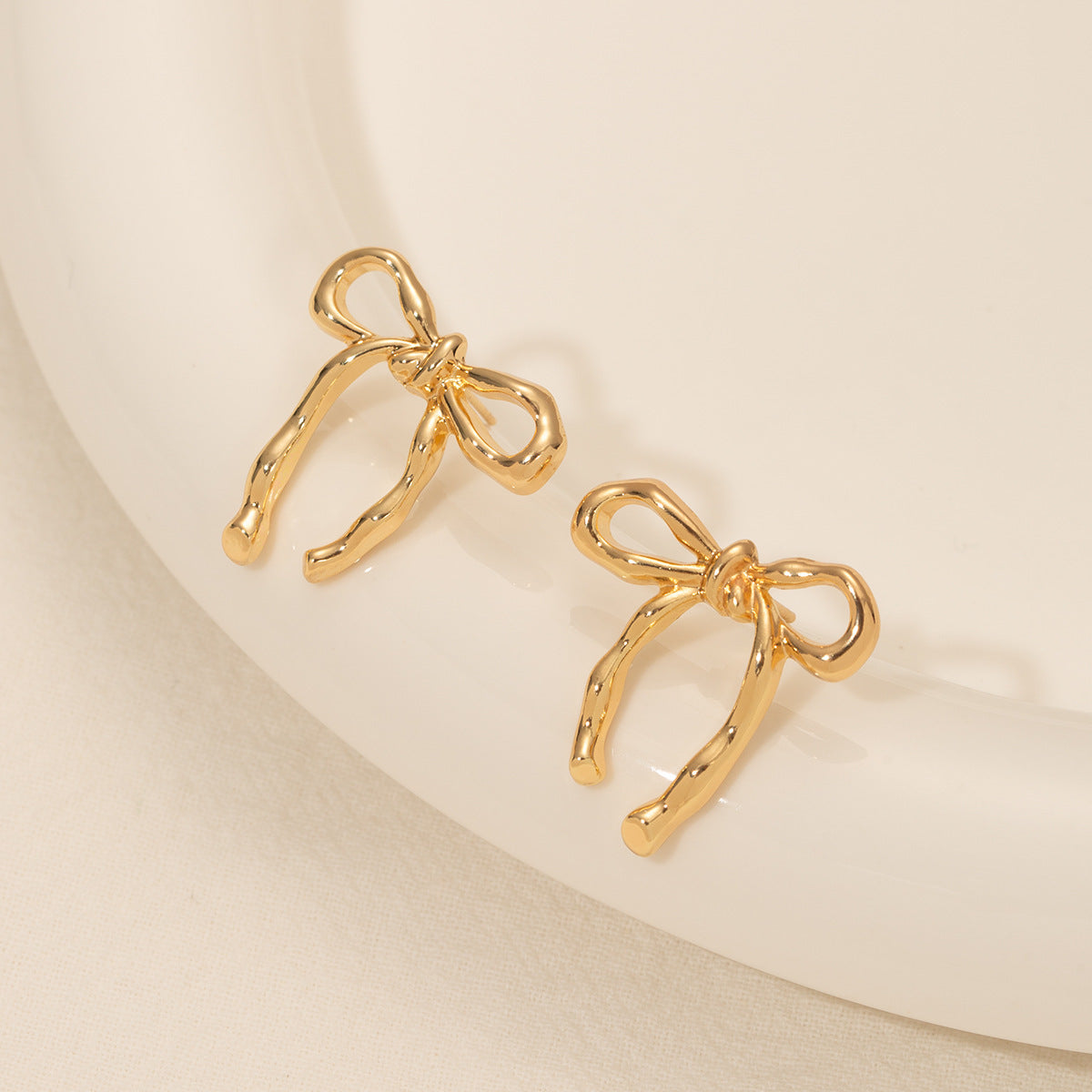 1 Pair Elegant Gold Bow Stud Hoop Earrings, Smooth Curved Interlocking Bow Design with Secure Ear Backs, Lightweight Hypoallergenic Women Jewelry, Versatile for Daily Wear & Party All Seasons